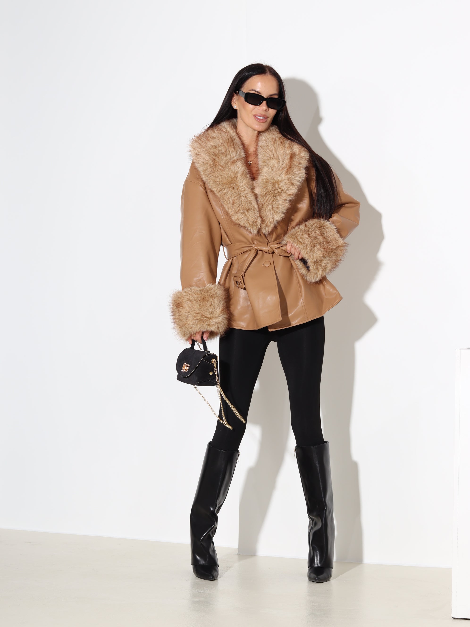 Brūna/ camel eco ādas virsjaka ar pūkas apkakli - 18012