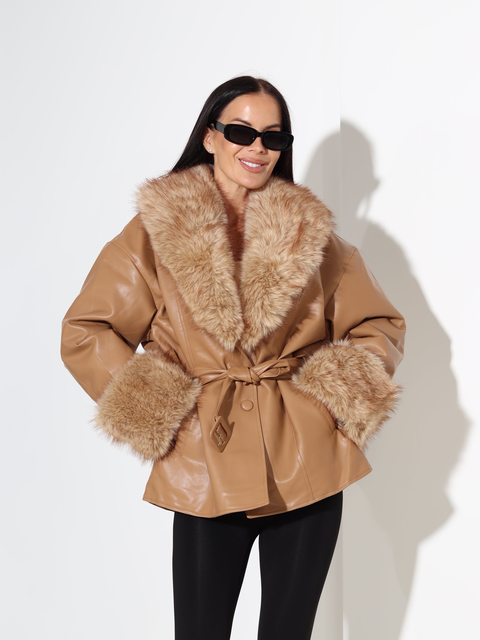 Brūna/ camel eco ādas virsjaka ar pūkas apkakli - 18012