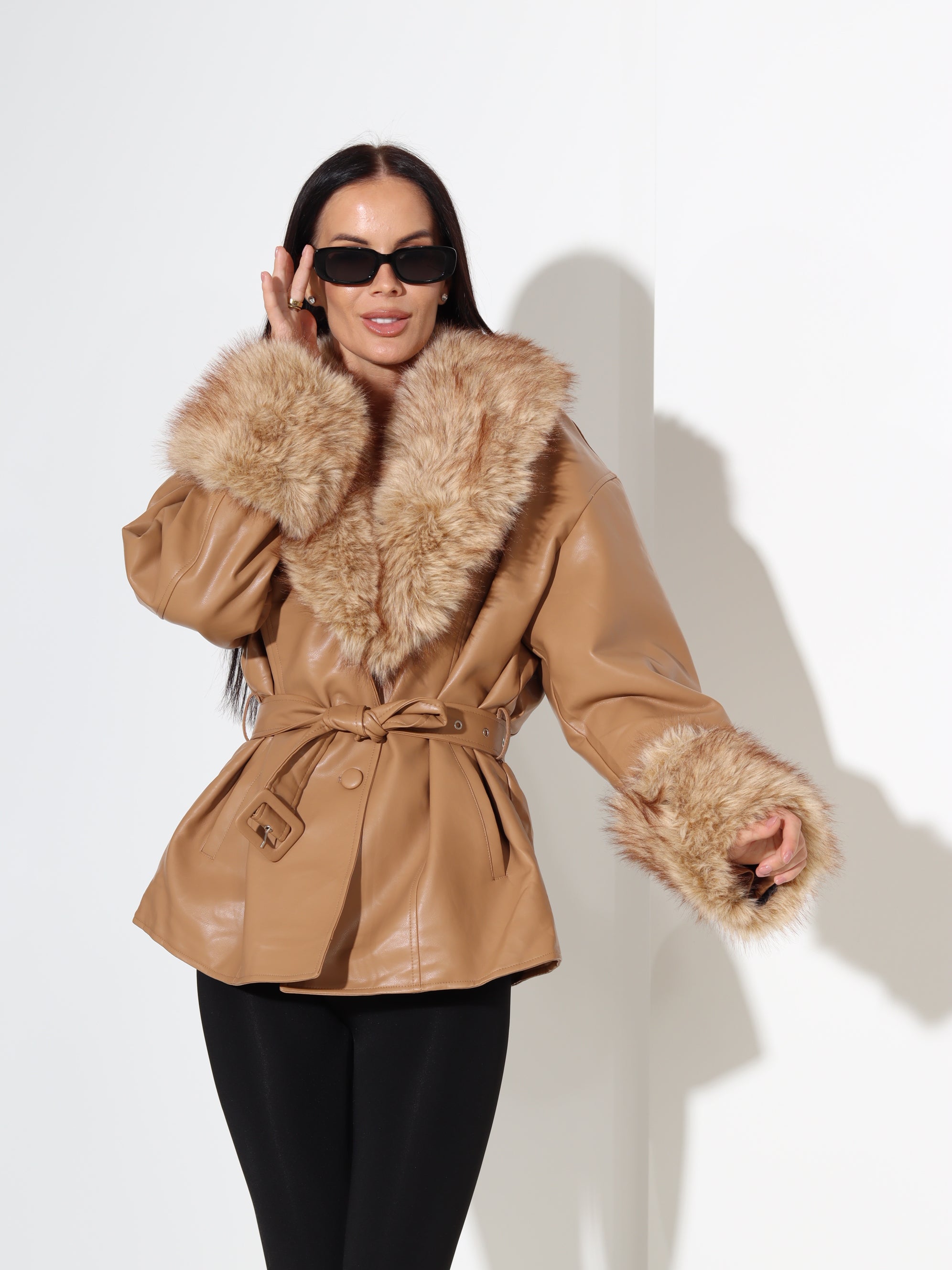 Brūna/ camel eco ādas virsjaka ar pūkas apkakli - 18012