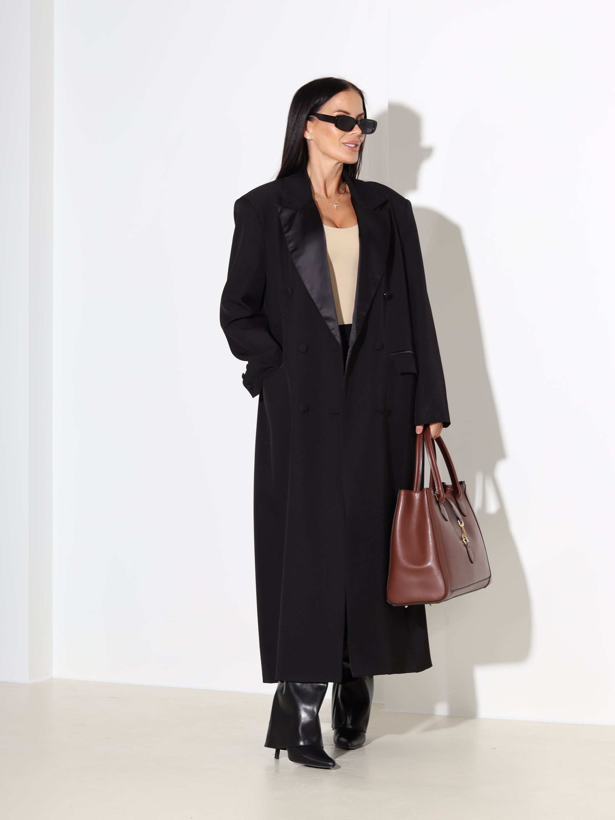 Melns, garš mētelis, klasiskā piegrieznē - 18017