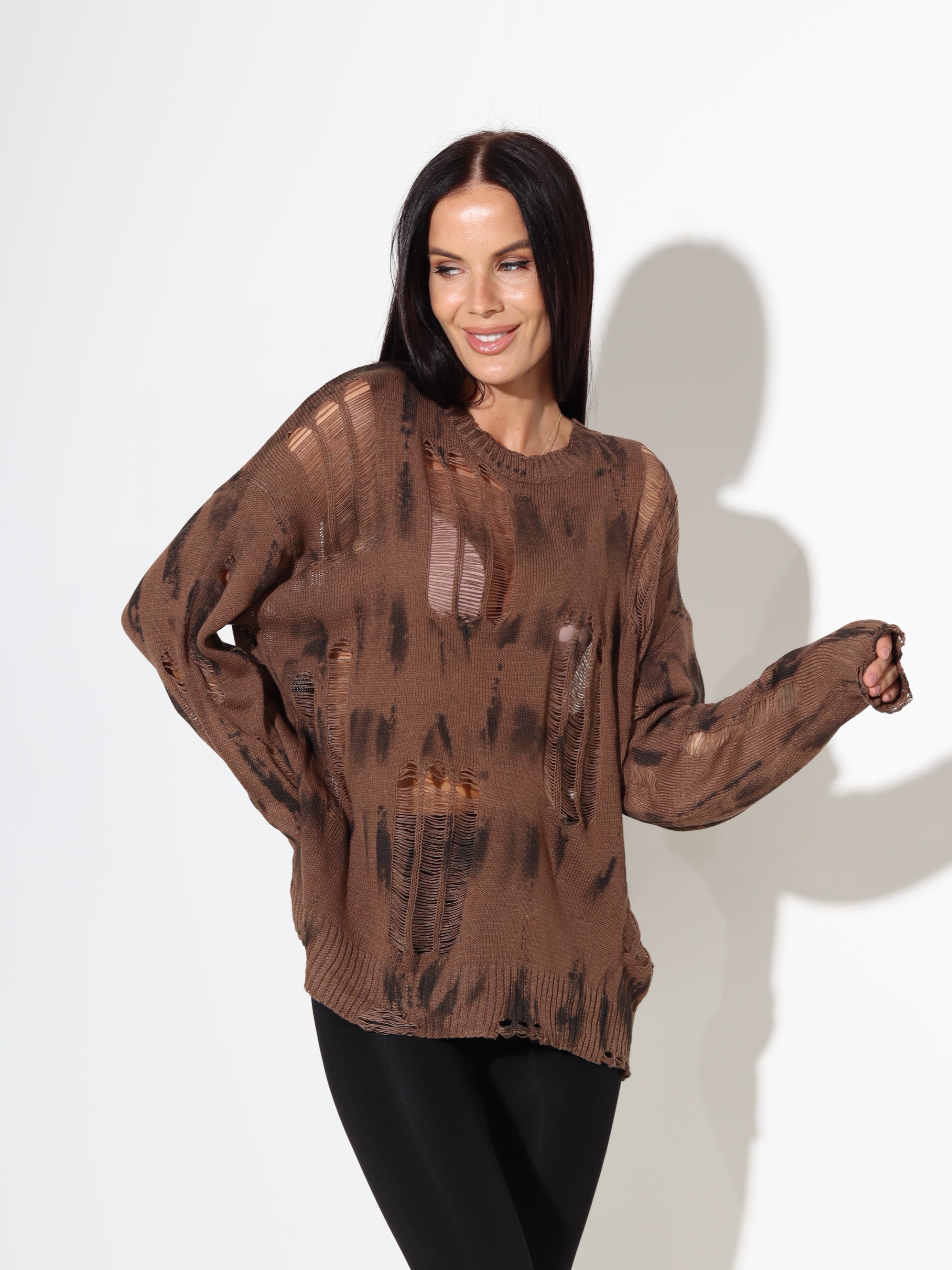 Brūns džemperis ar plēsuma efekt "Traipiņš" – 18018
