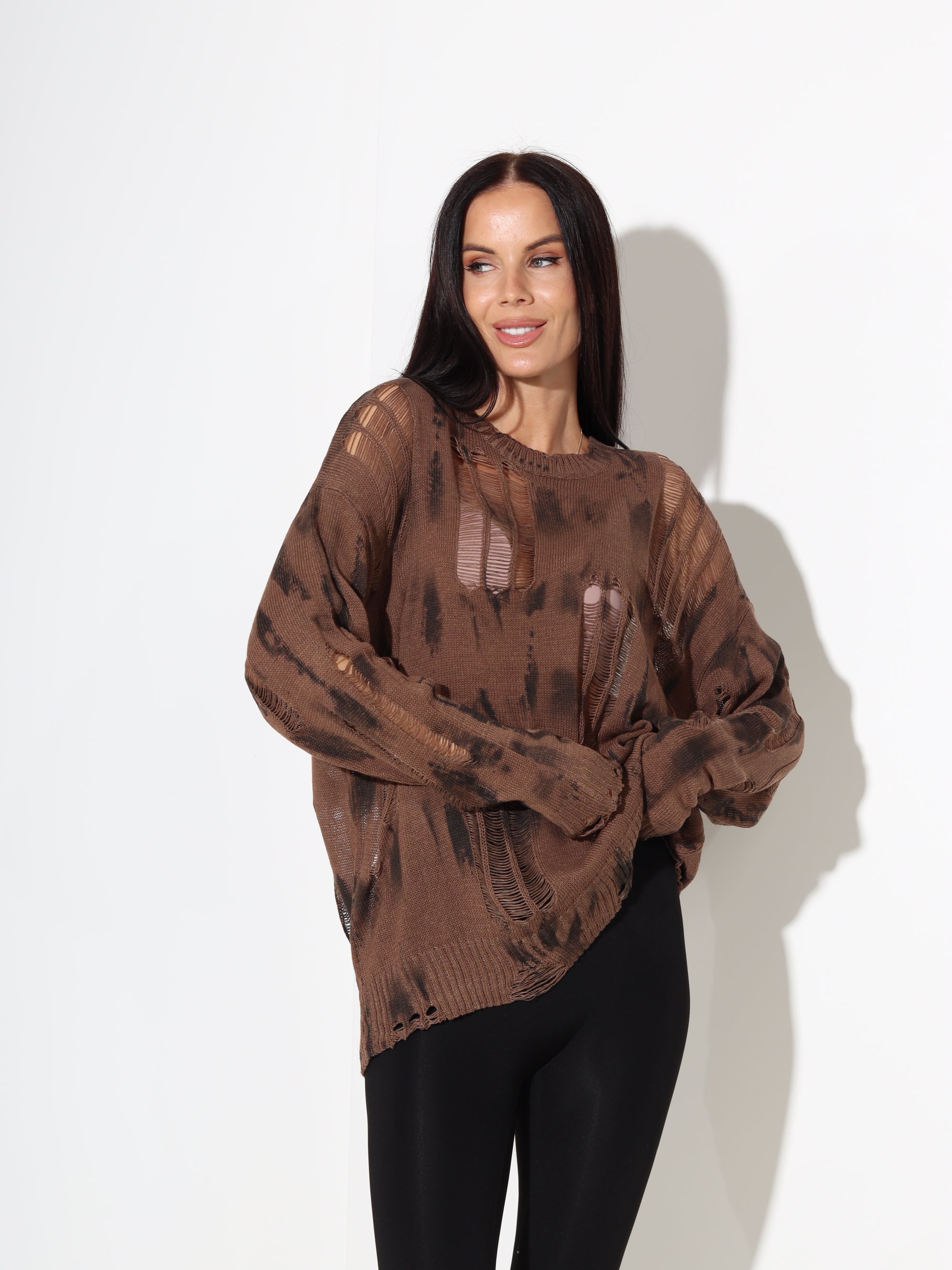 Brūns džemperis ar plēsuma efekt "Traipiņš" – 18018