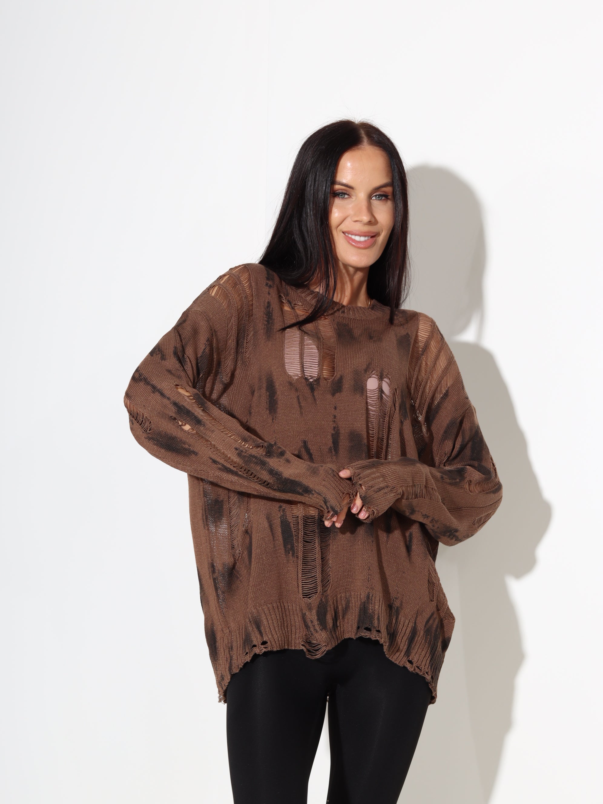 Brūns džemperis ar plēsuma efekt "Traipiņš" – 18018