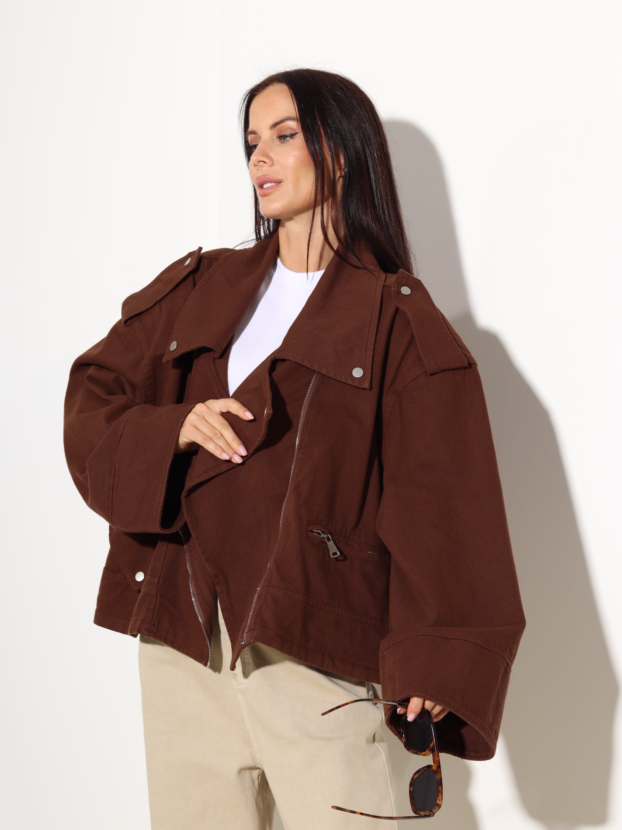 Brūna, oversize džinsa jaka 'Biker' stilā - 20130