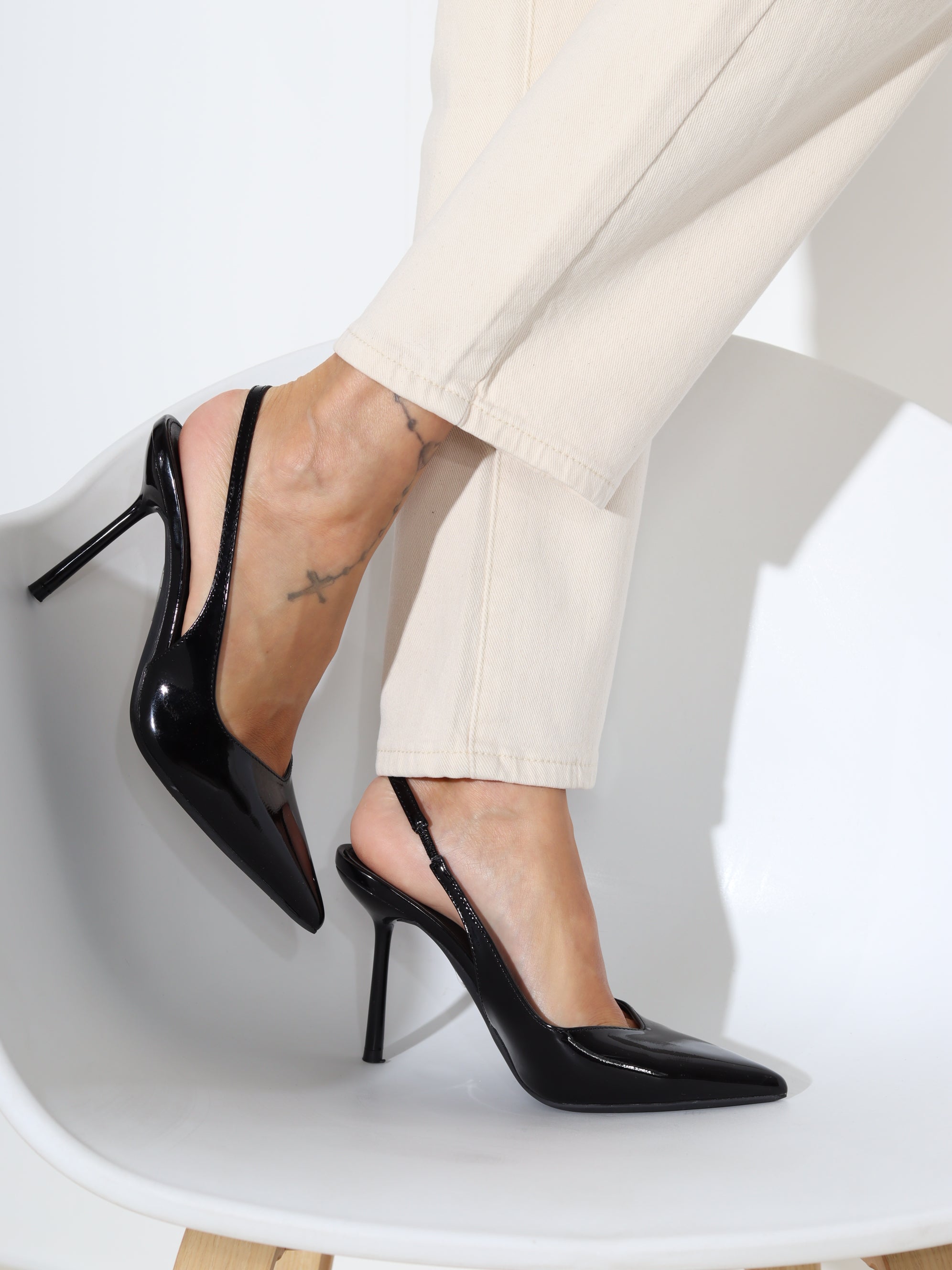 Melnas augstpapēža kurpes ar atsegtu papēdi - 18262