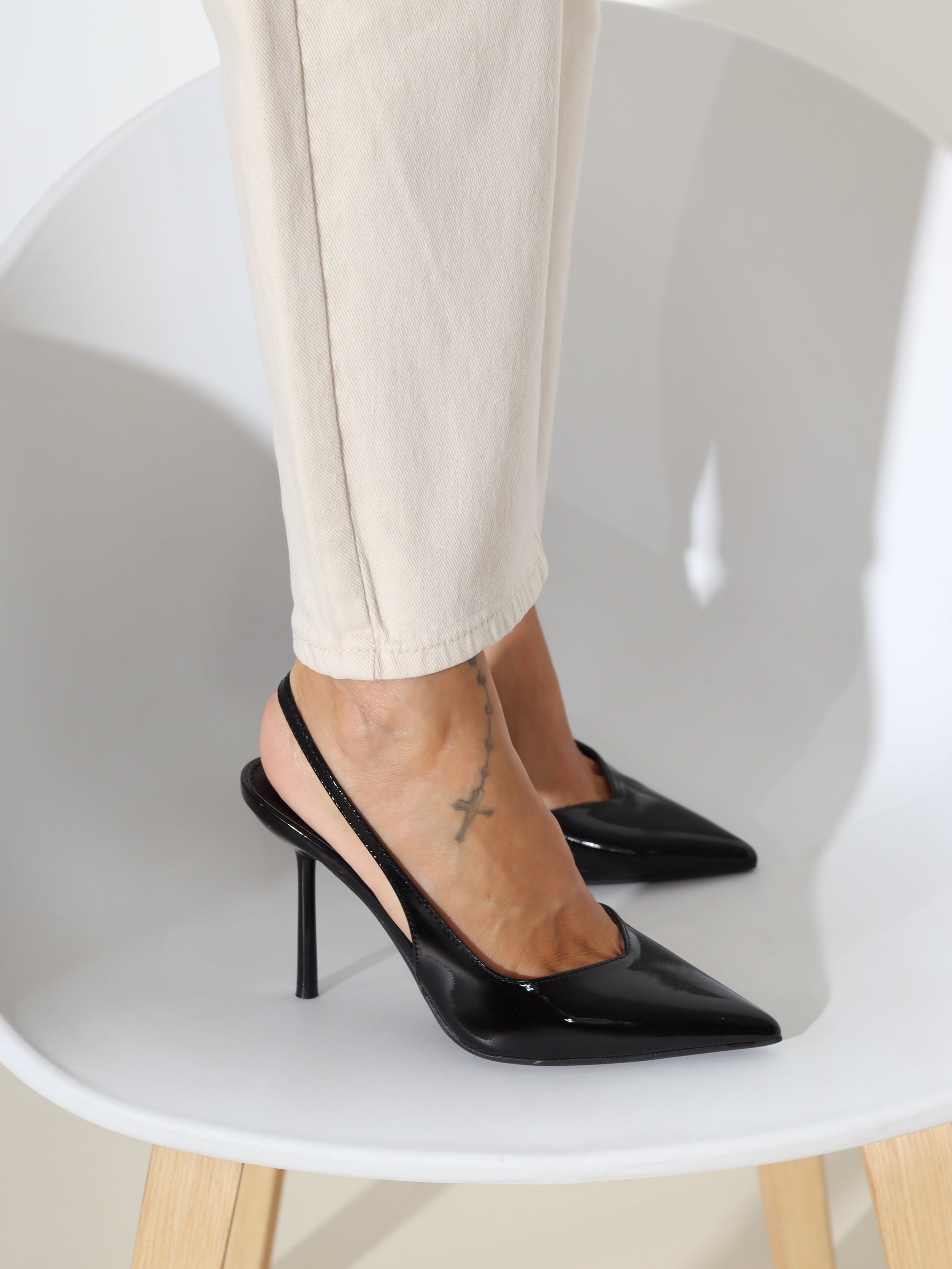 Melnas augstpapēža kurpes ar atsegtu papēdi - 18262