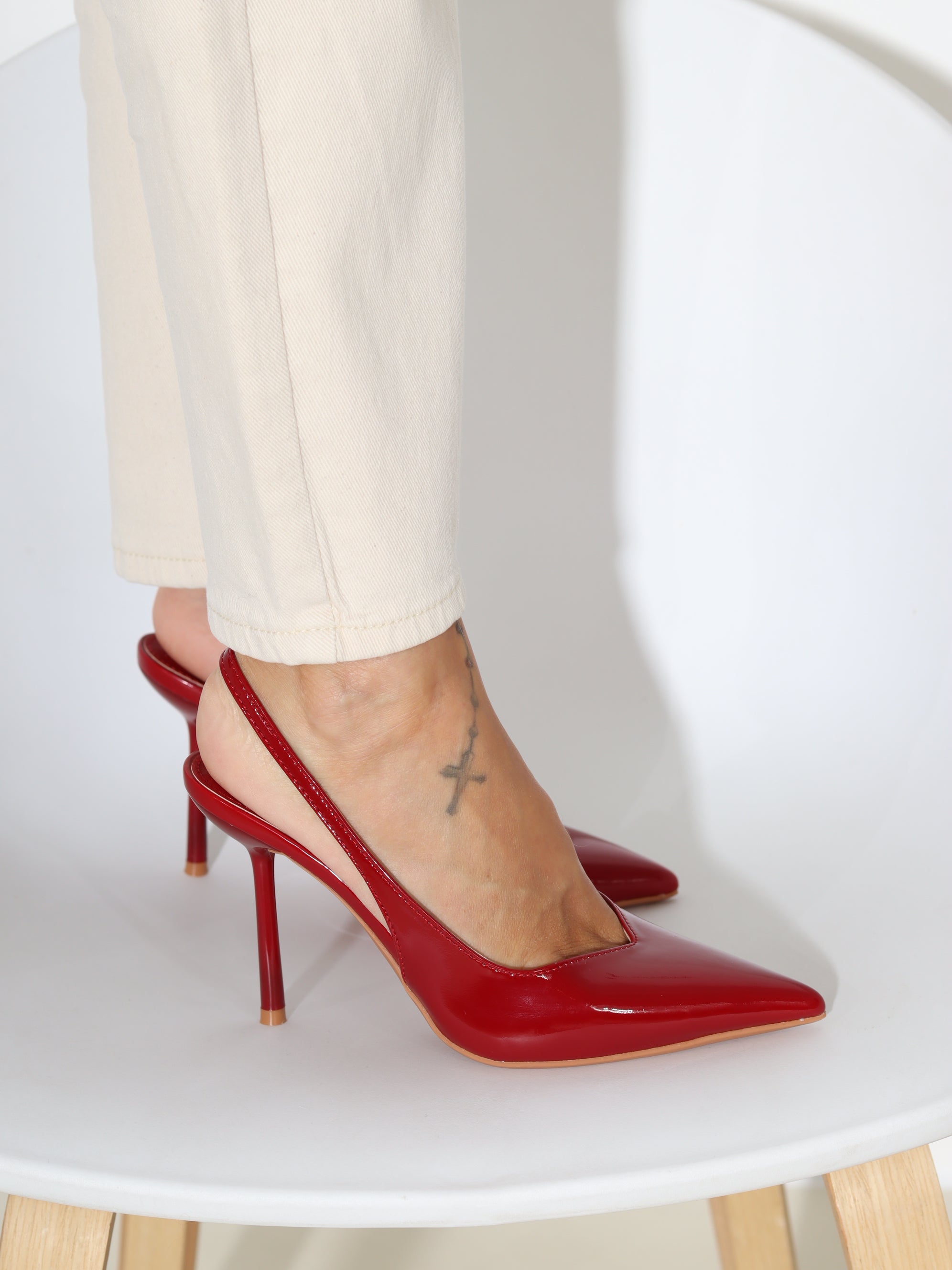 Sarkanas augstpapēža kurpes ar atsegtu papēdi - 18263