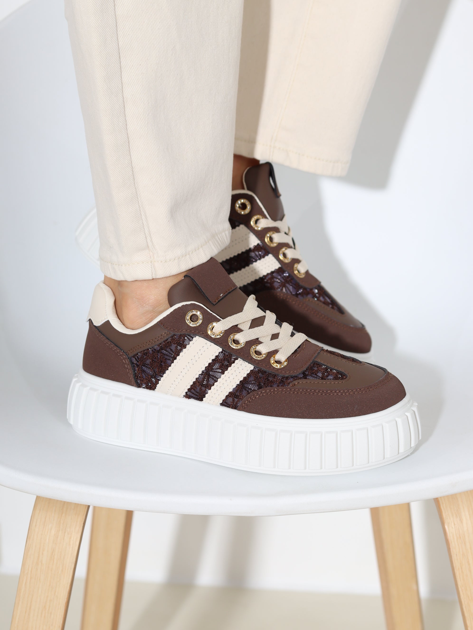 Brūnas krāsas brīvā laika apavi ar baltu rievotu zoli - 18267