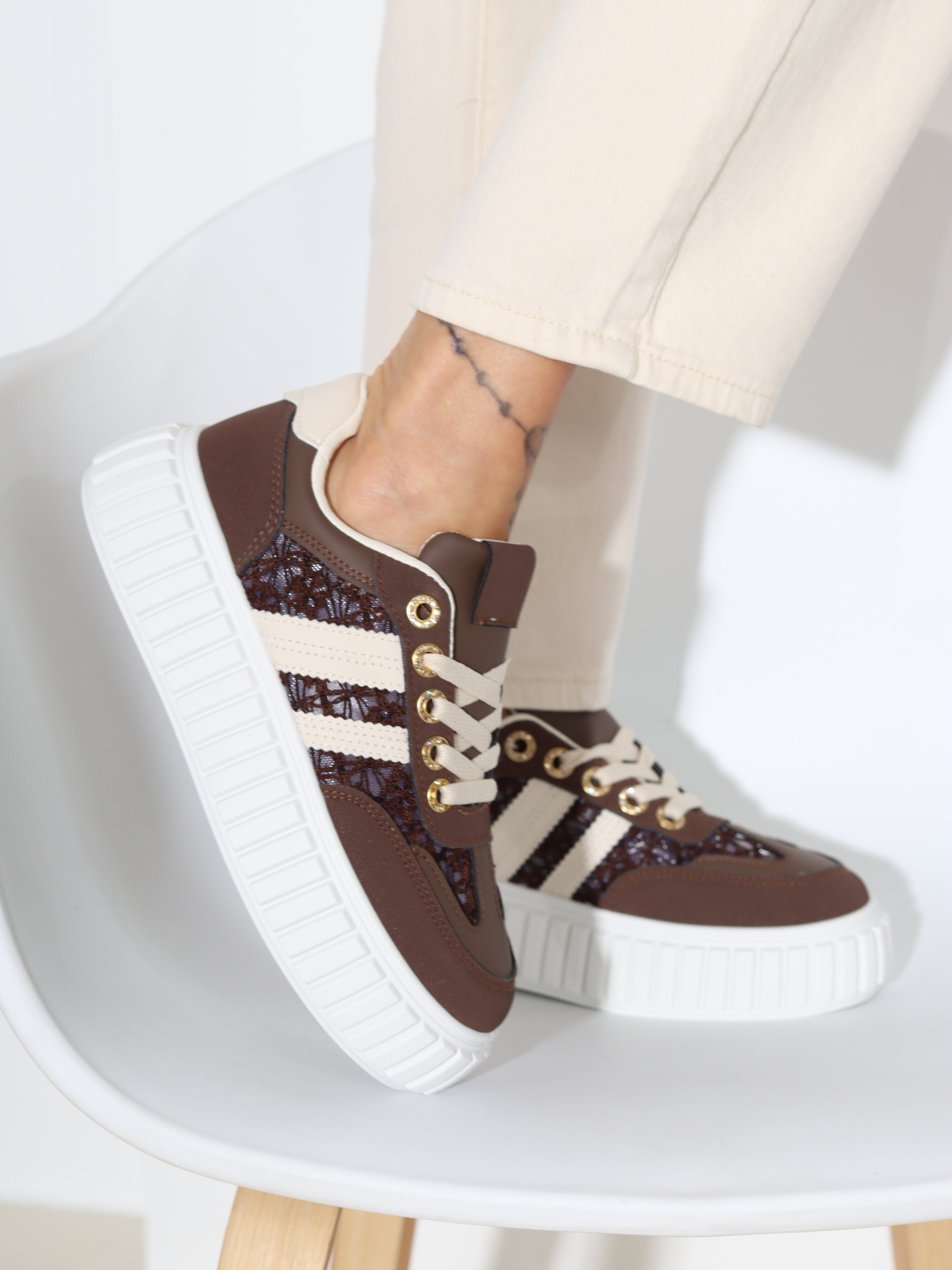 Brūnas värvid vabaā laika apavi ar baltu rievotu zoli - 18267