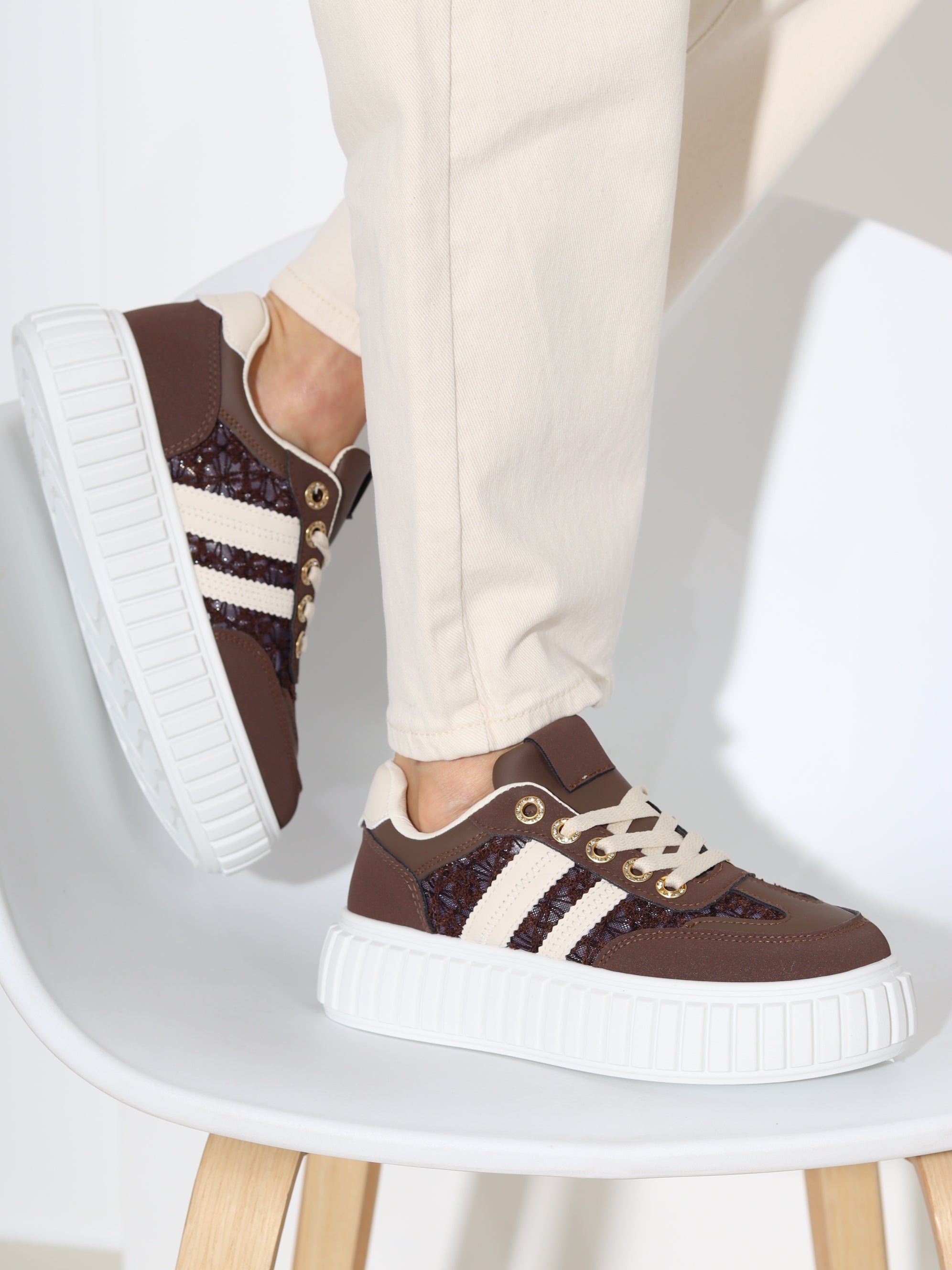 Brūnas värvid vabaā laika apavi ar baltu rievotu zoli - 18267