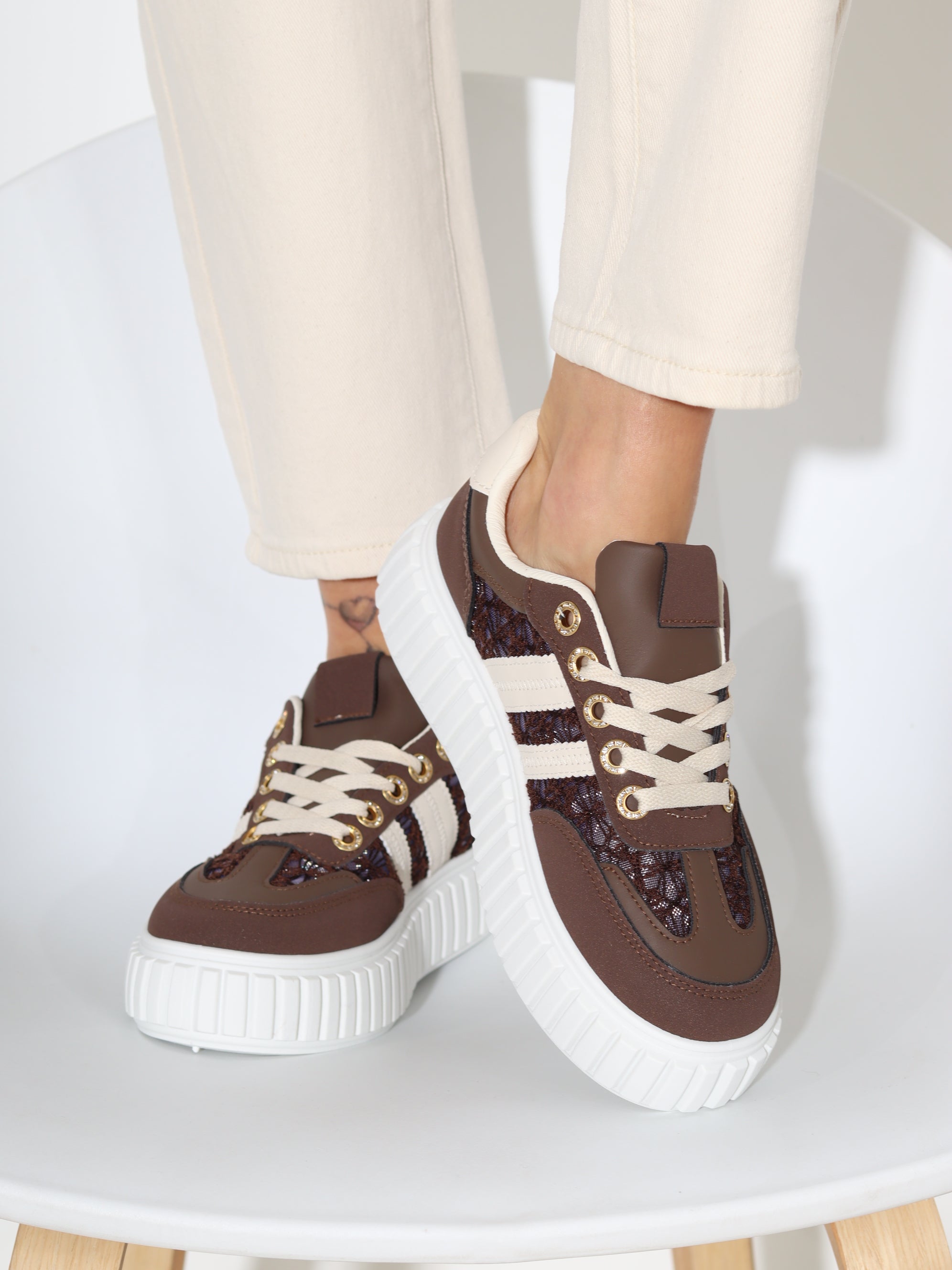 Brūnas värvid vabaā laika apavi ar baltu rievotu zoli - 18267