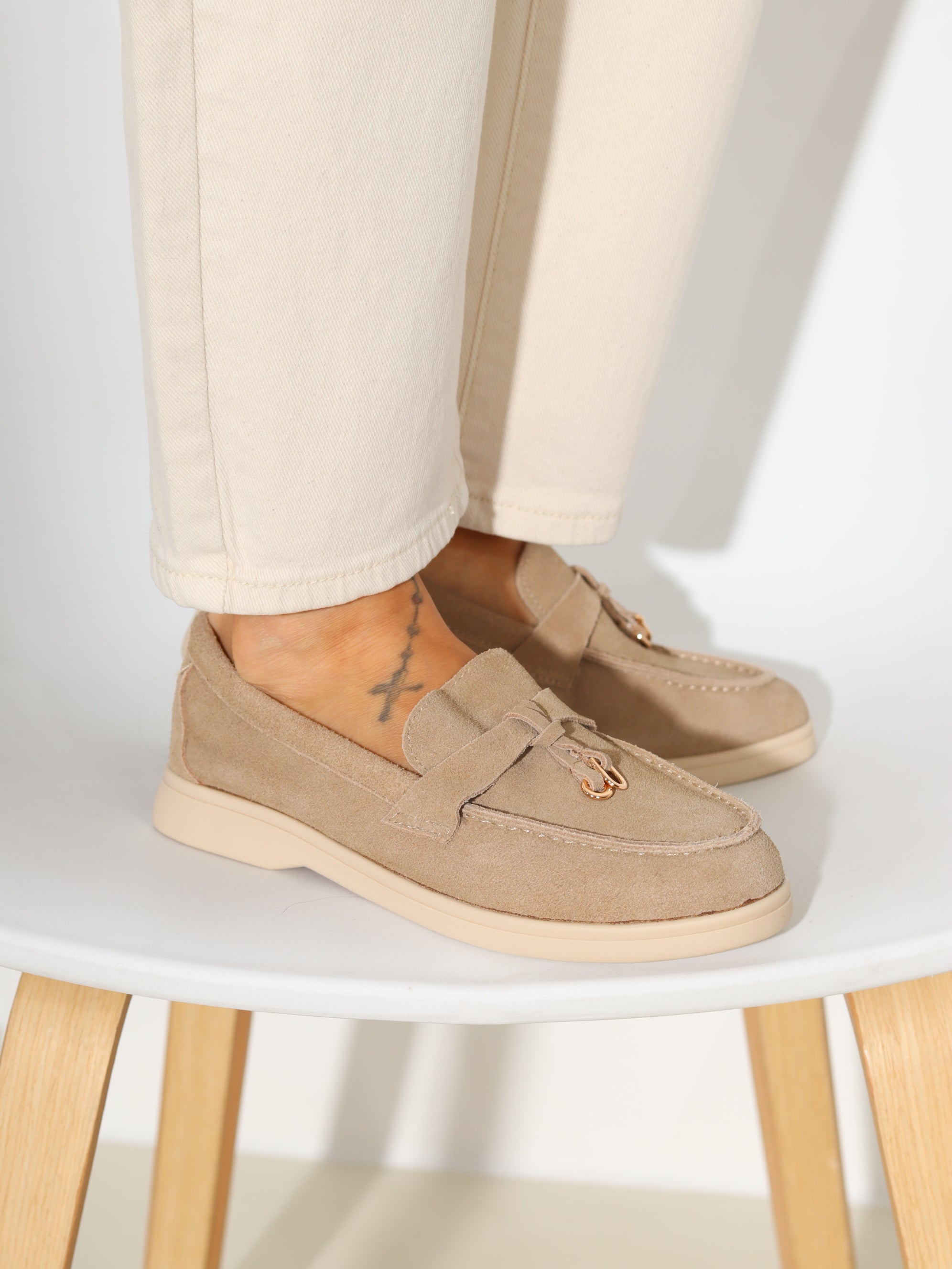 Gaiši brūnas, zemas, d/ā slēgtas kurpes – 18265