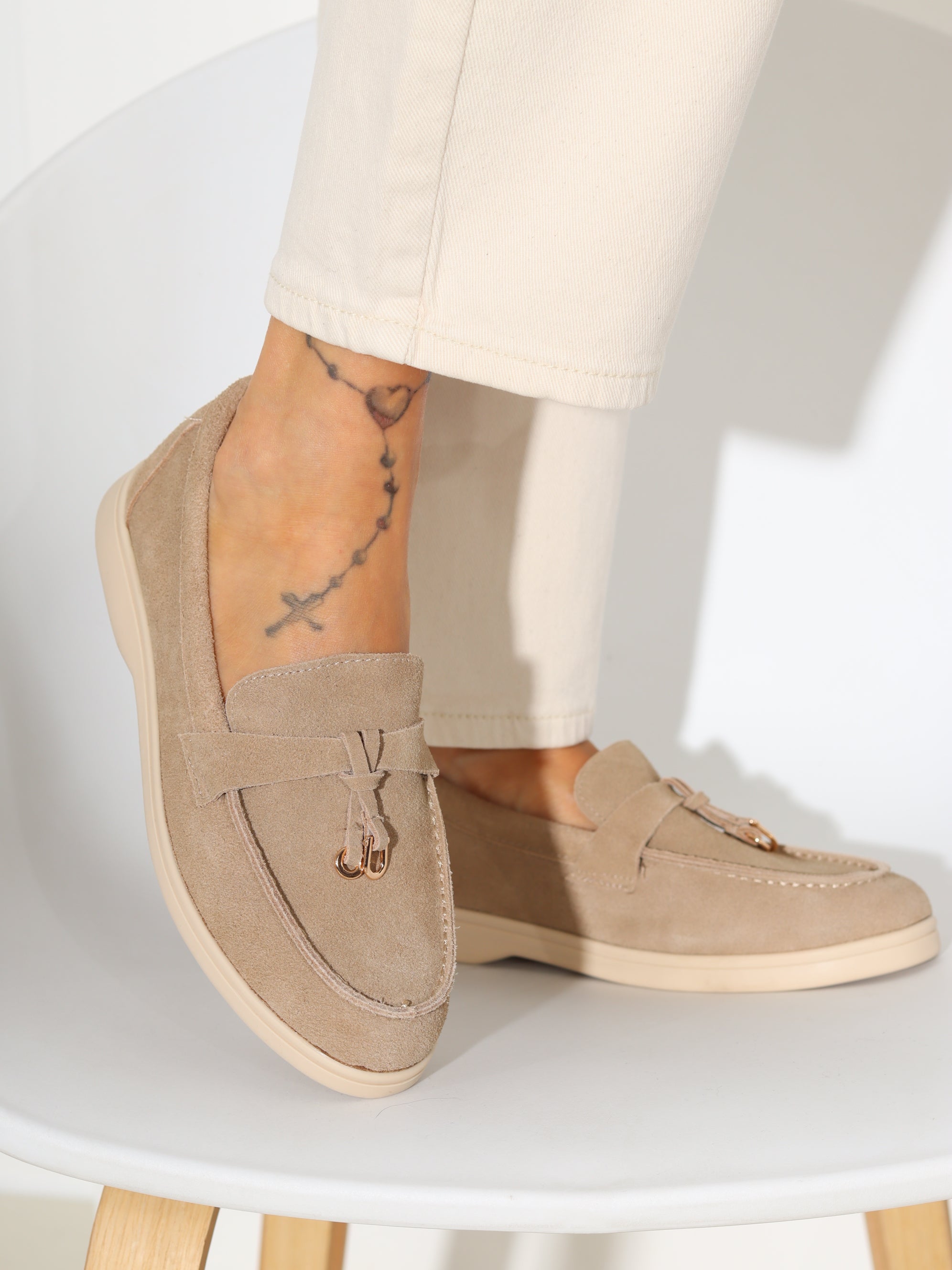 Gaiši brūnas, zemas, d/ā slēgtas kurpes – 18265