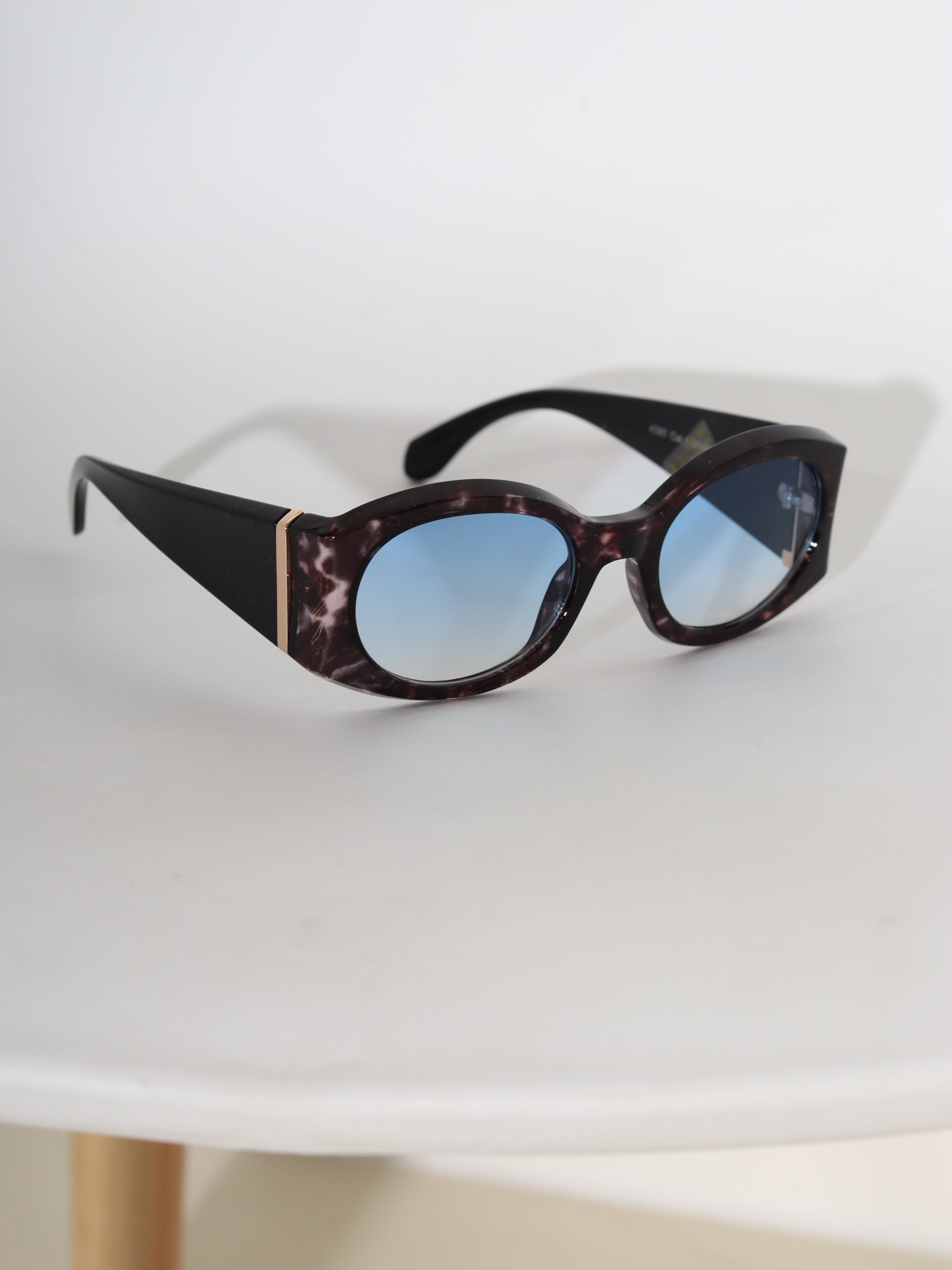 Melnas+zilas ovālas formas saulesbrilles ar šķeltu malu- 18847