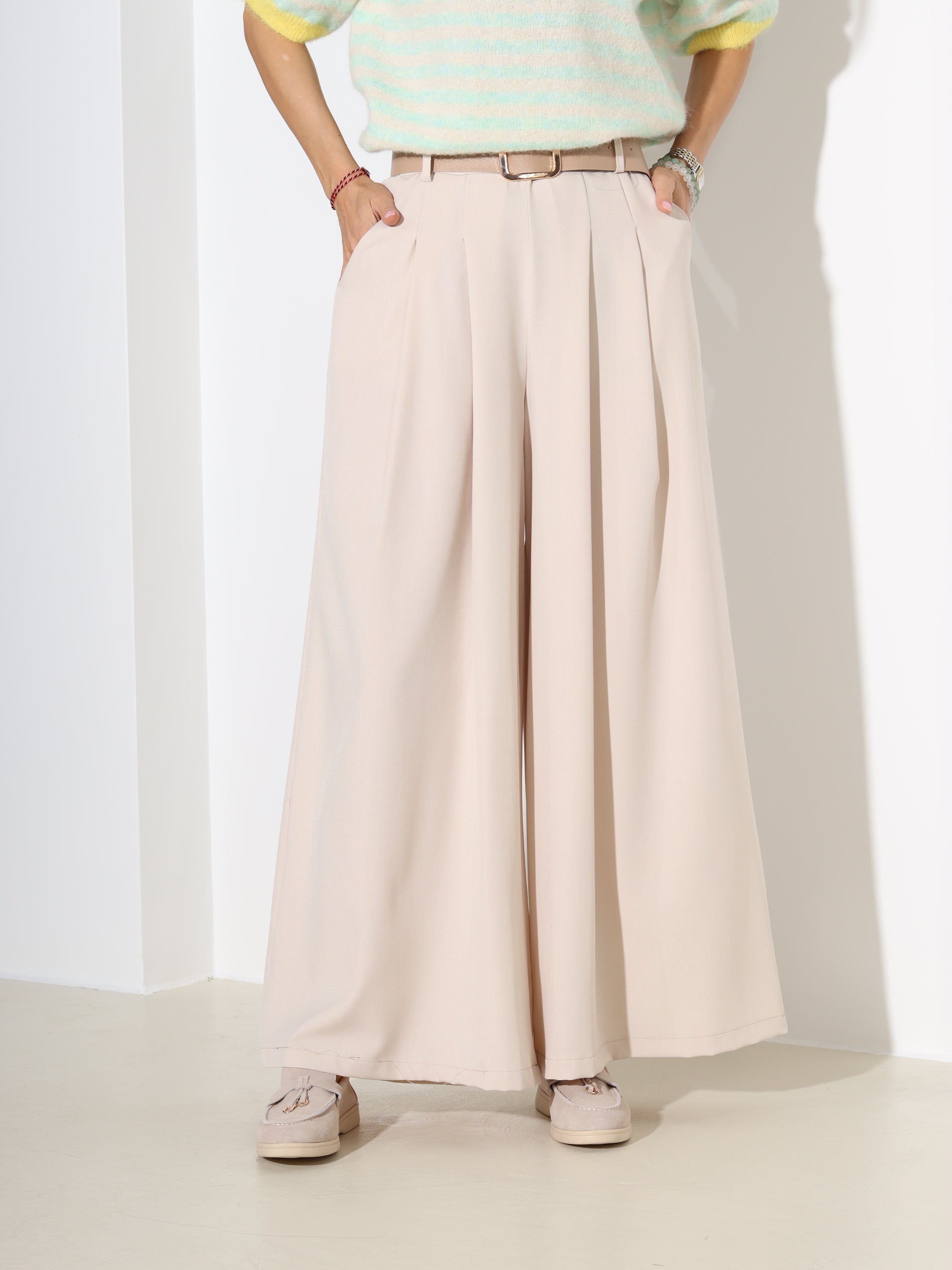 Bēšas klassikalised püksid pruuniu platu jostu – 18291