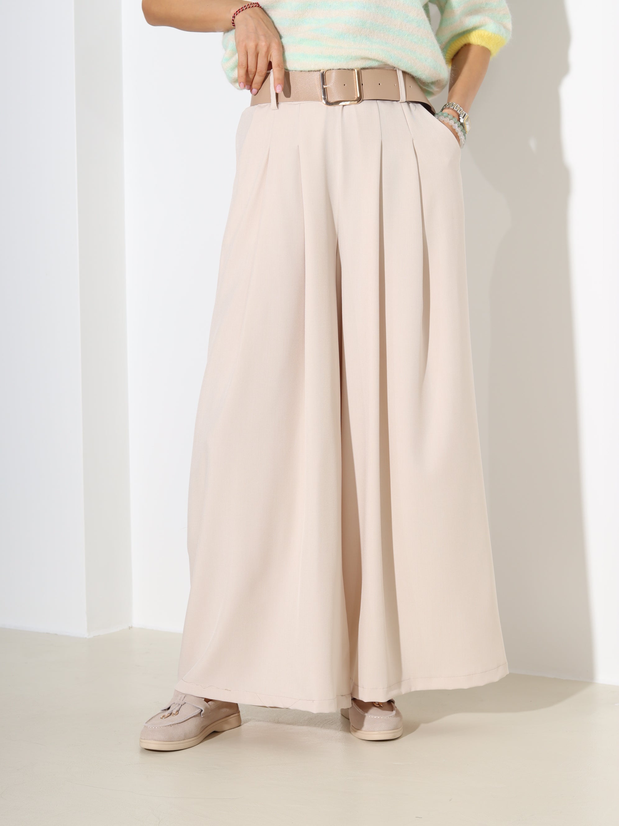 Bēšas klassikalised püksid pruuniu platu jostu – 18291