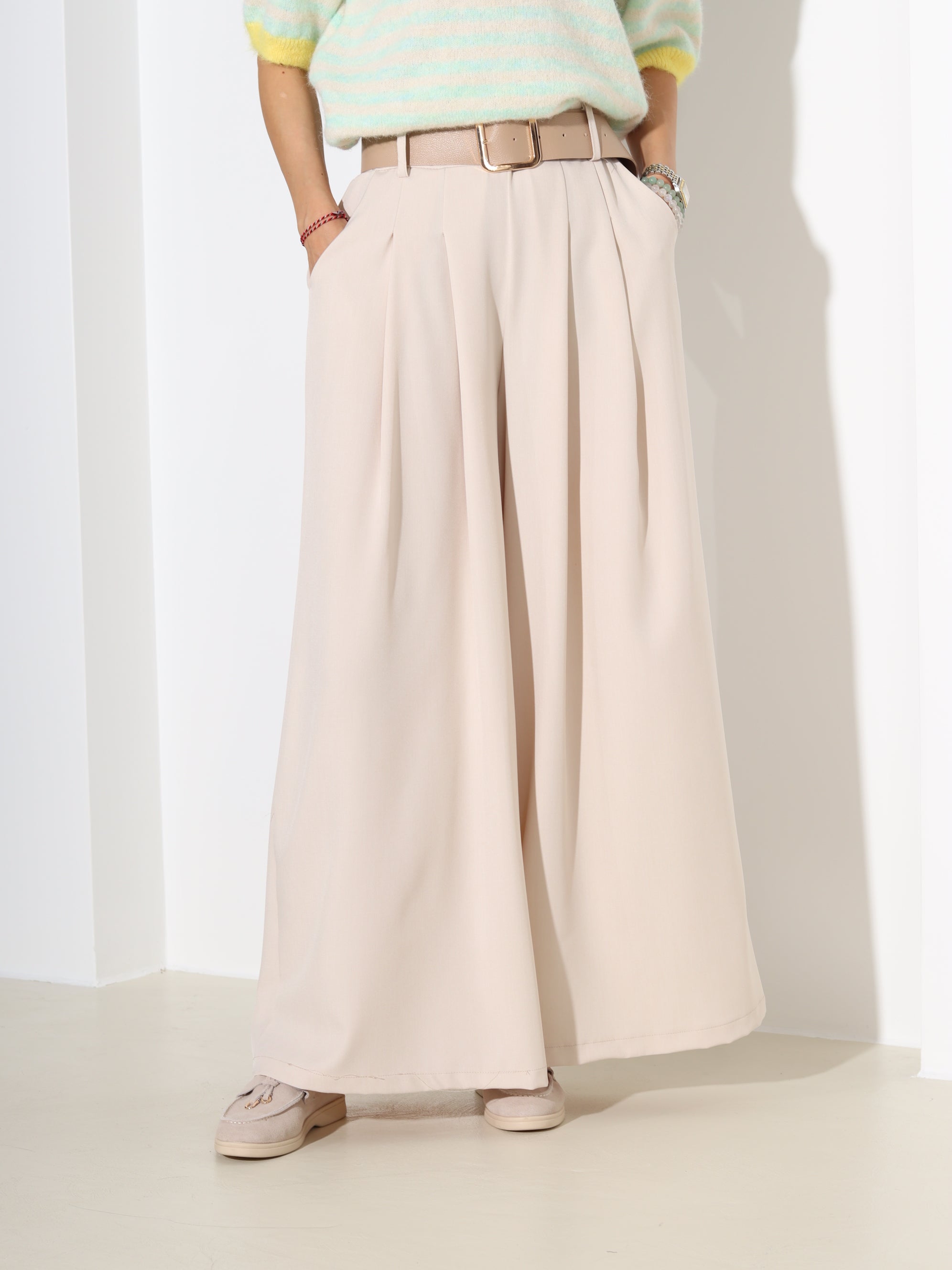 Bēšas klassikalised püksid pruuniu platu jostu – 18291