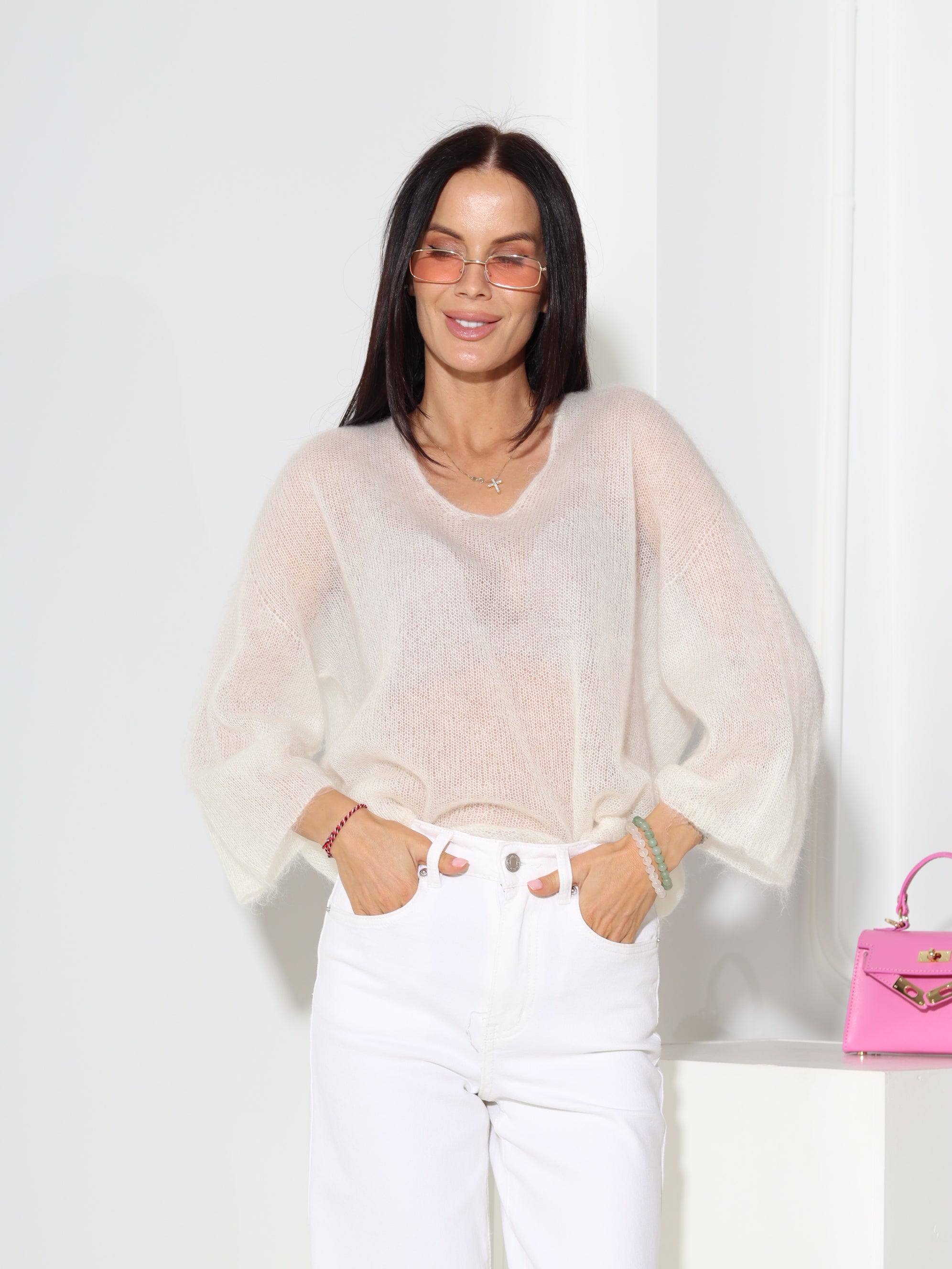 Balts, smalka adījuma džemperis ar "V" veida dekoltē - 18526