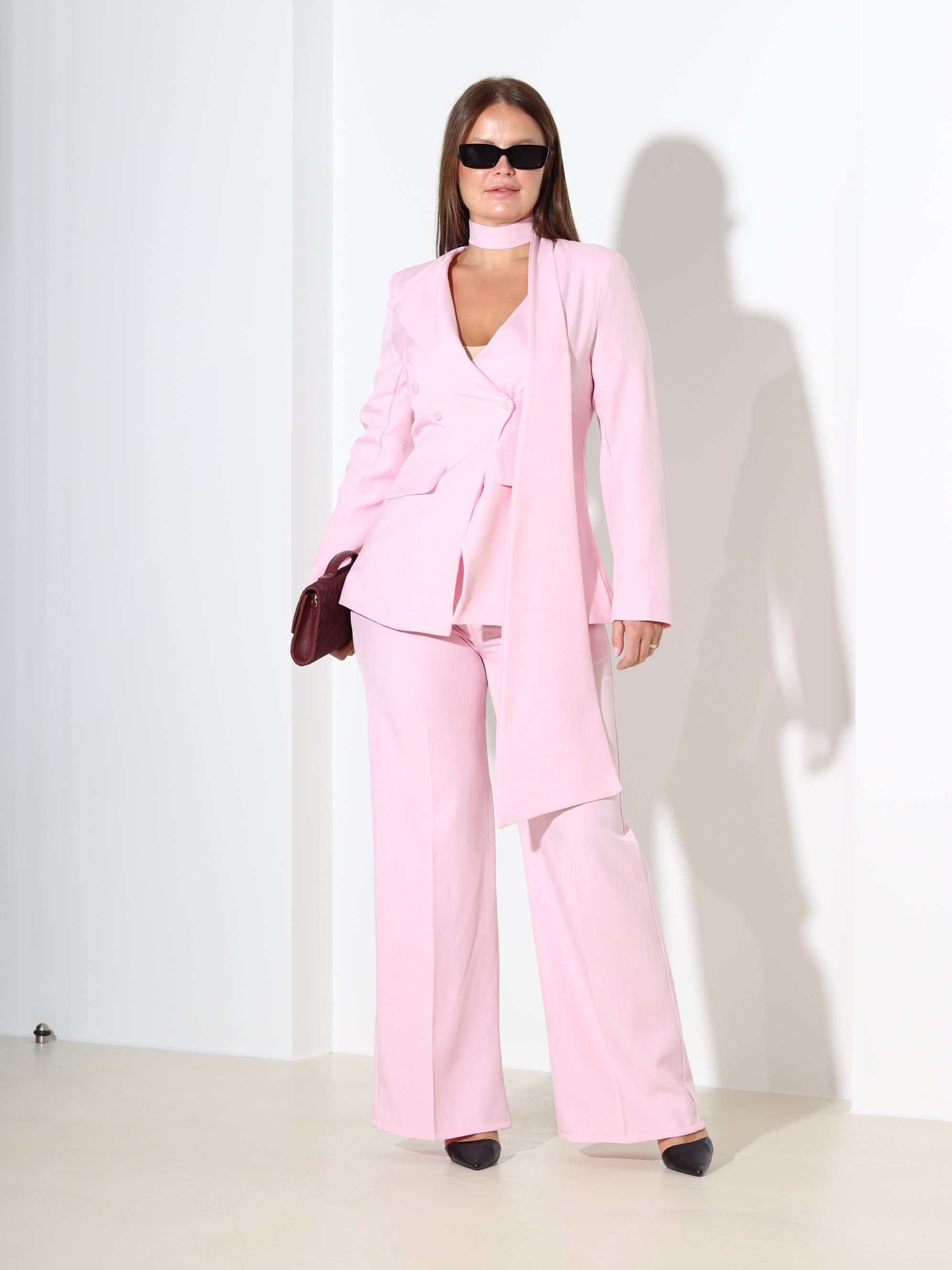 Rozā klassikaline komplekt ar pikendatud kaklasaiti – 18283