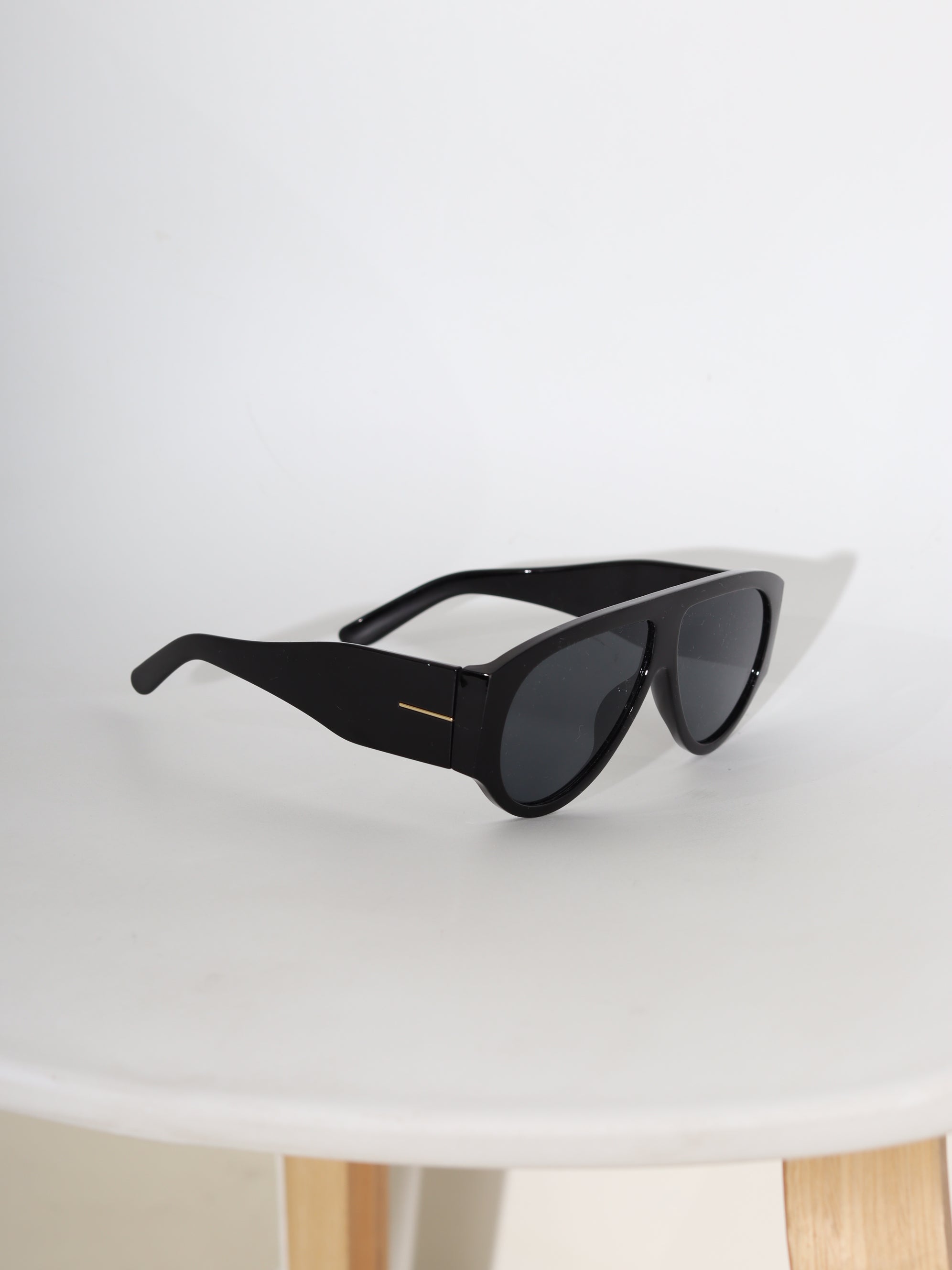 Melnas extra noapaļotas formas saulesbrilles- 18809