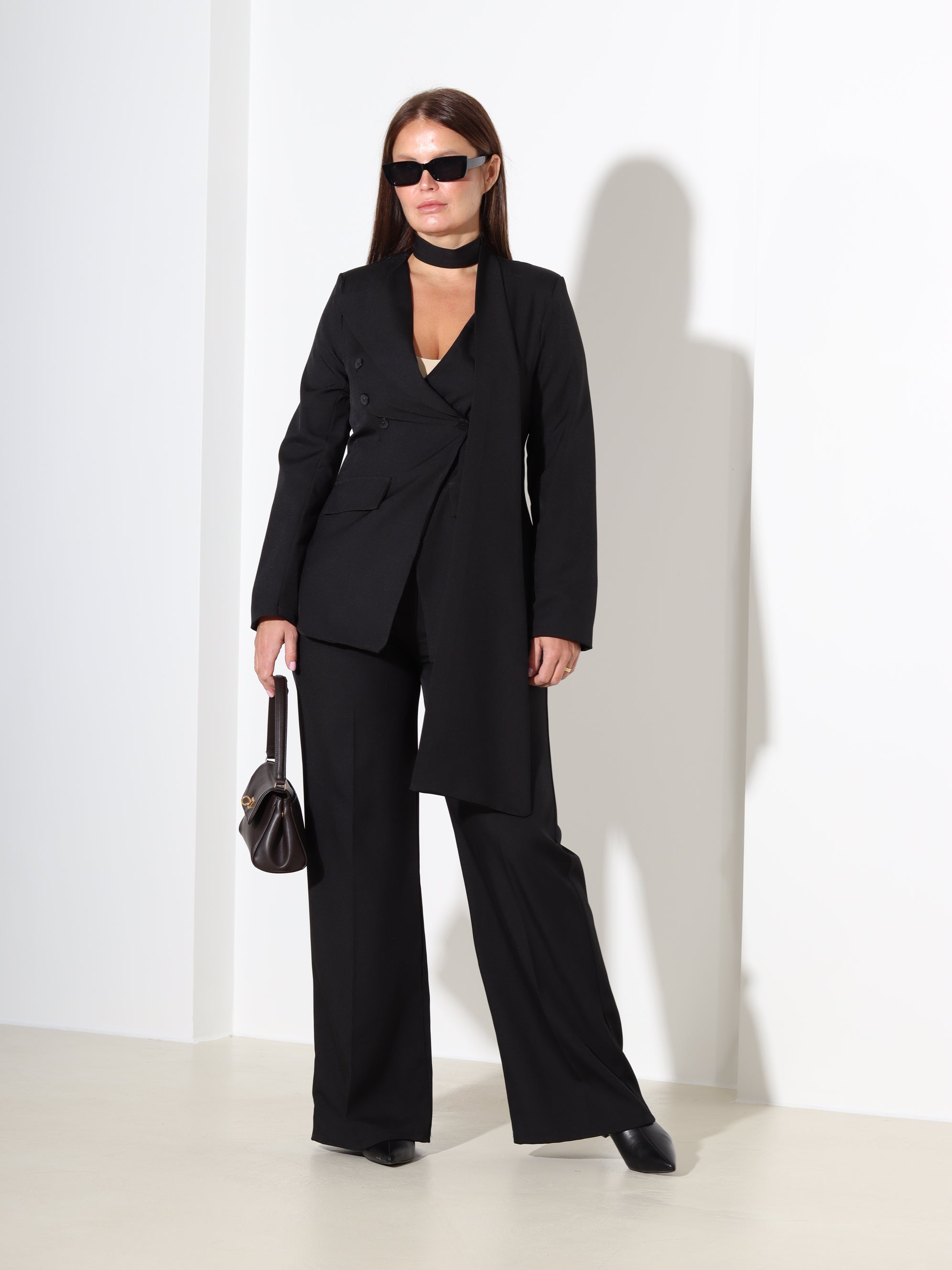 Melns klassikaline komplekt ar pikendatud kaklasaiti - 18284