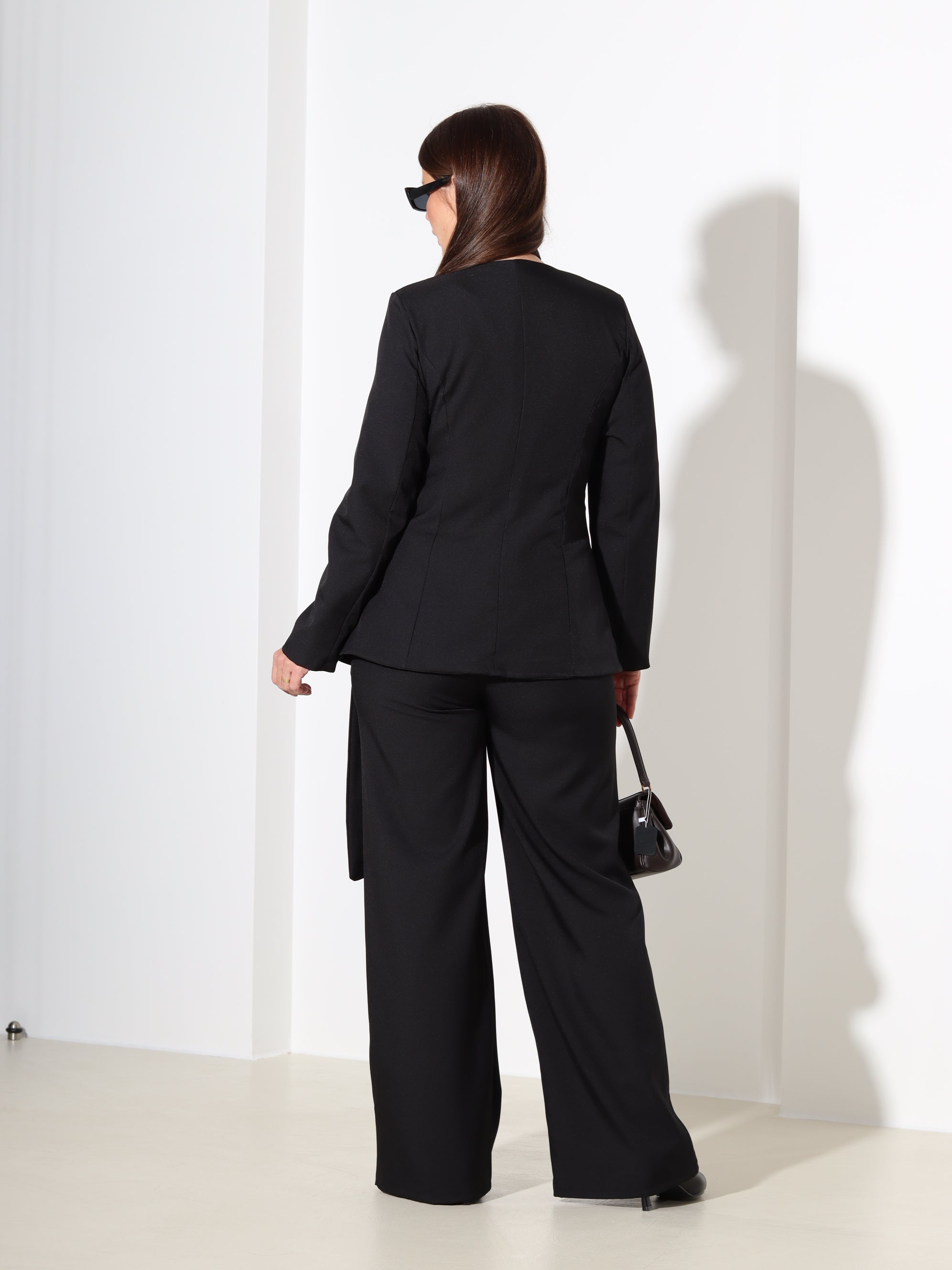 Melns klassikaline komplekt ar pikendatud kaklasaiti - 18284