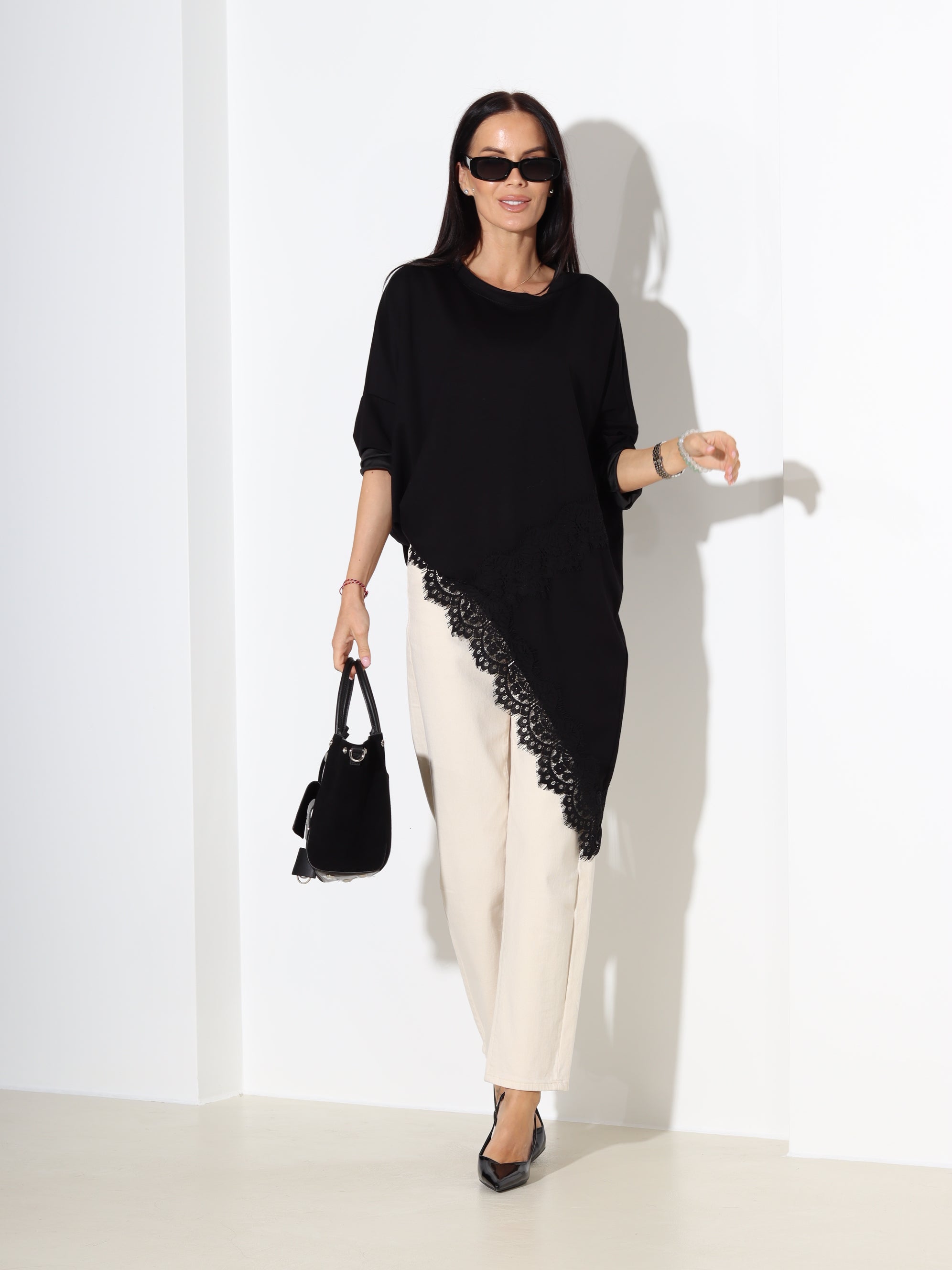 Melns tops ar pagarinātu apakšmalu un mežģīņu akcentu - 18299