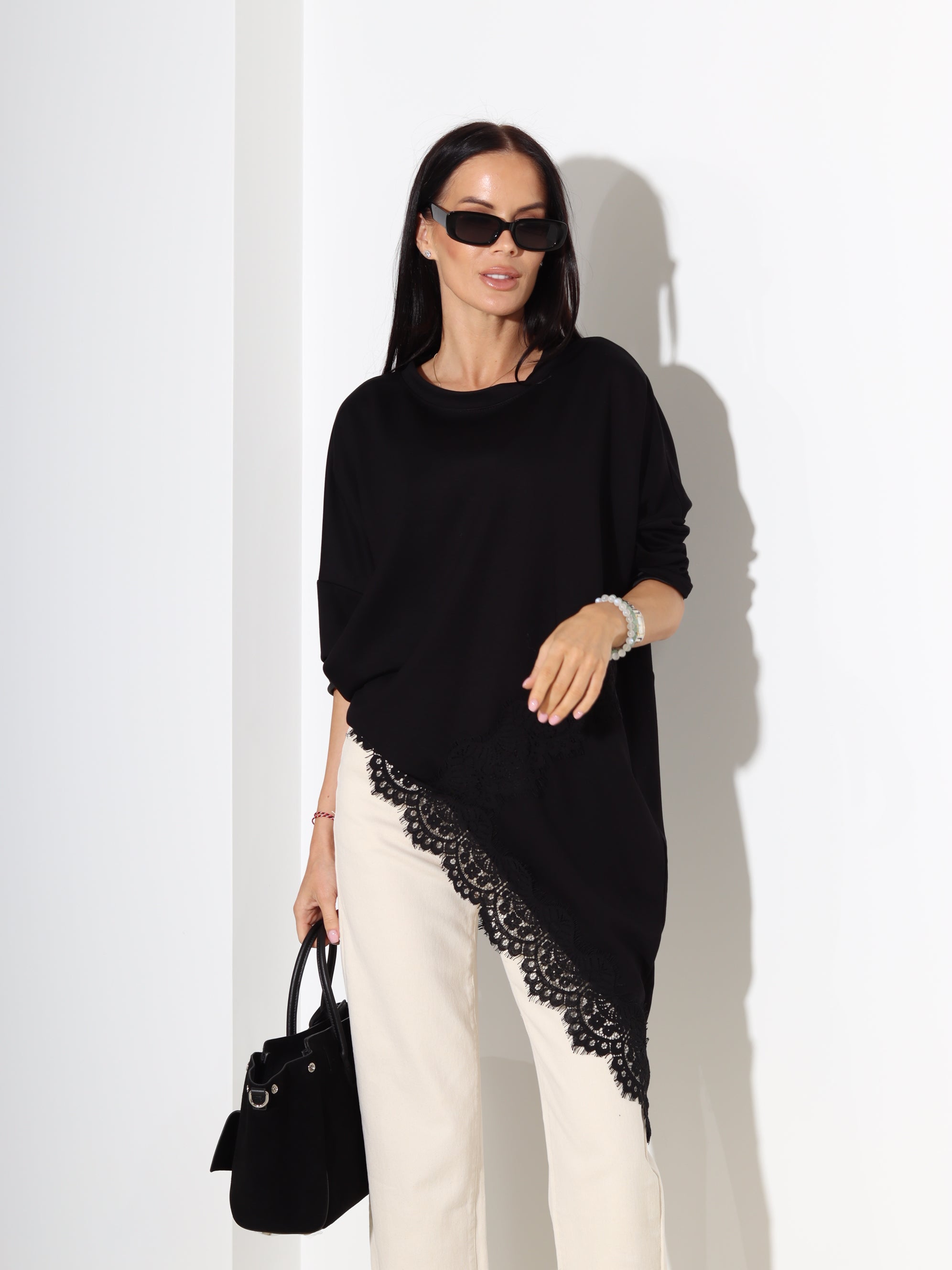 Melns tops ar pagarinātu apakšmalu un mežģīņu akcentu - 18299