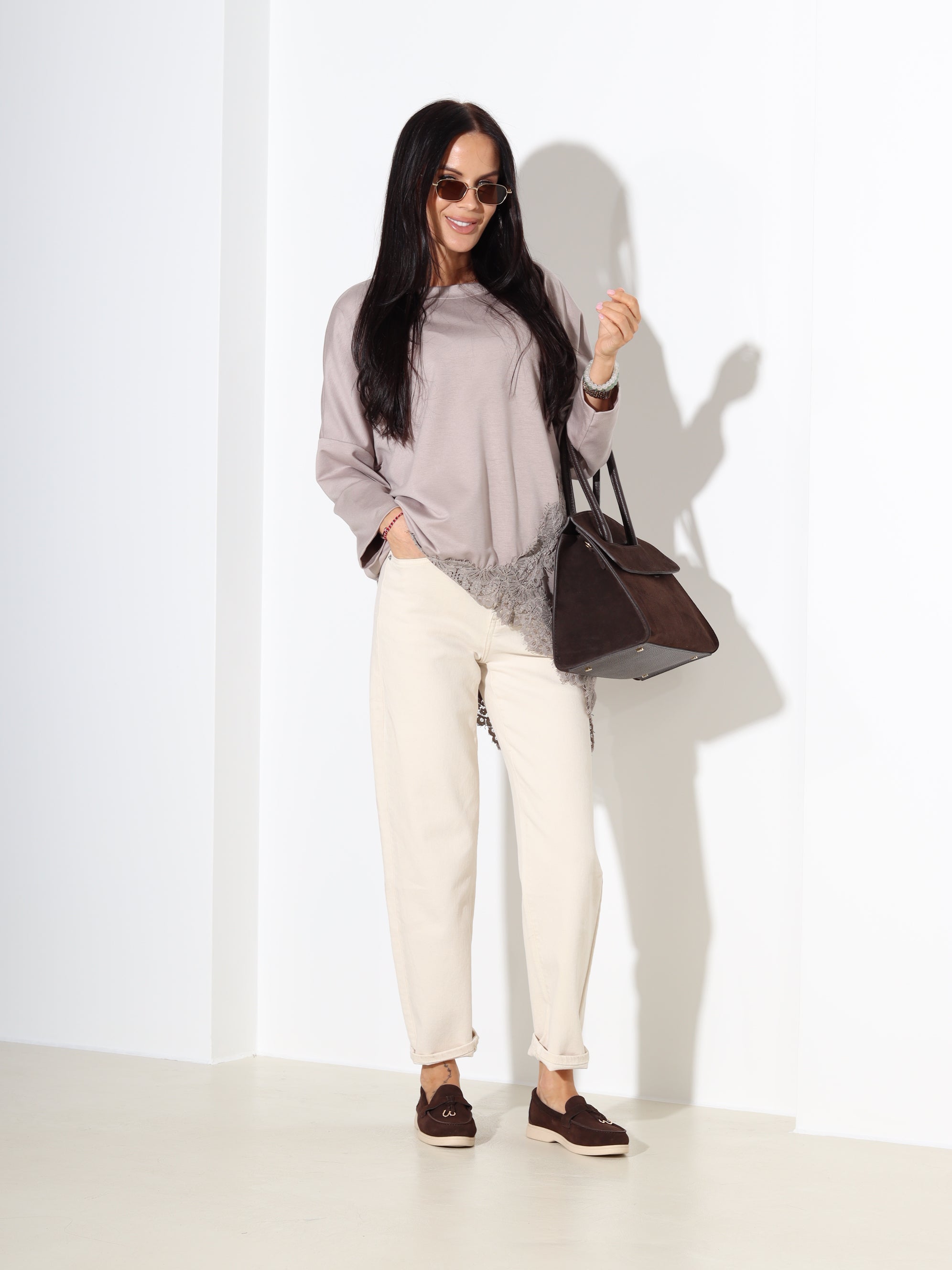 Taupe tops ar pagarinātu apakšmalu un mežģīņu akcentu - 18298