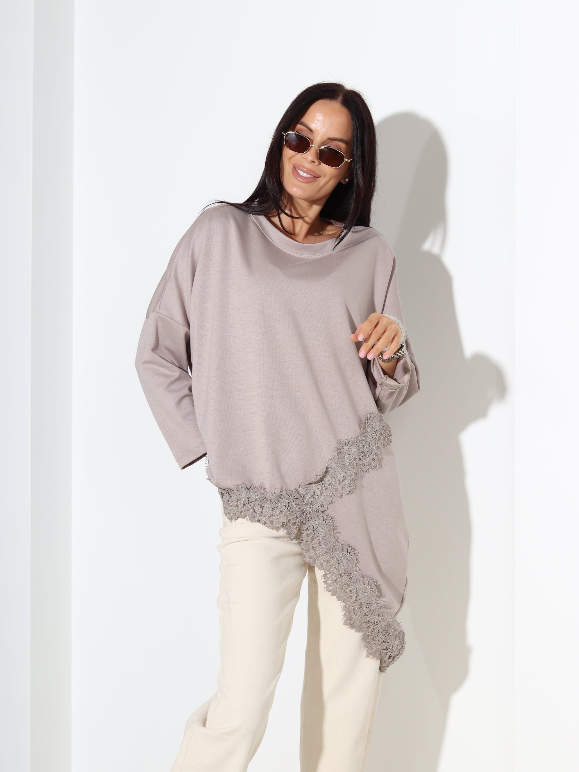 Taupe tops ar pagarinātu apakšmalu un mežģīņu akcentu - 18298