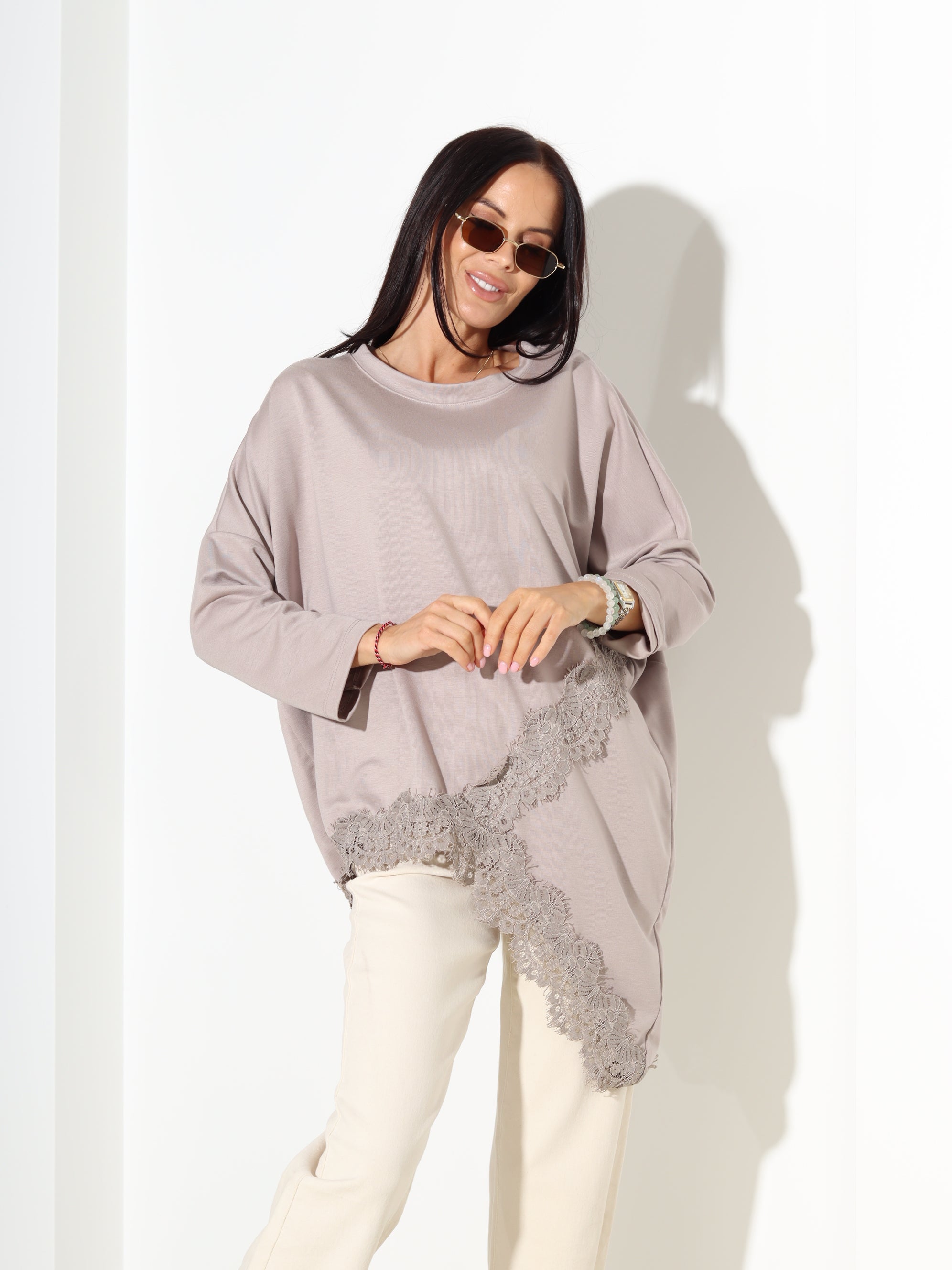 Taupe tops ar pagarinātu apakšmalu un mežģīņu akcentu - 18298