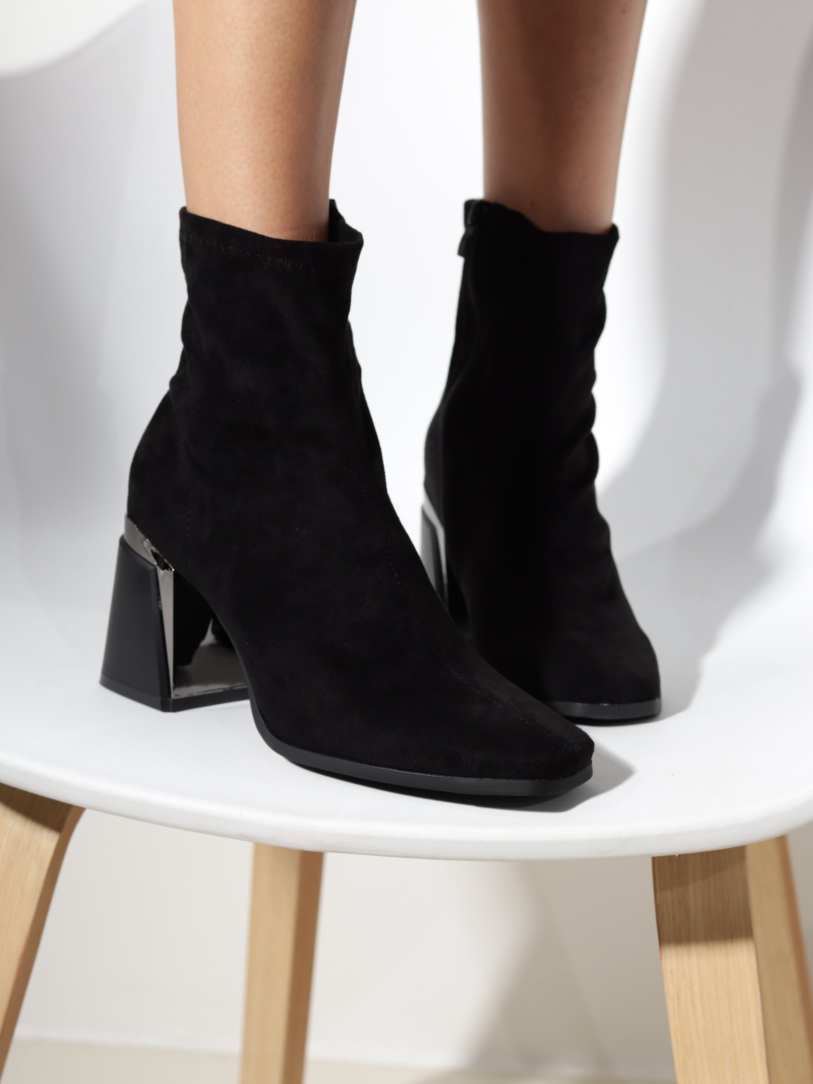 Melni, īsa garuma zeķzābaki 'Noir Elegant' - 20638