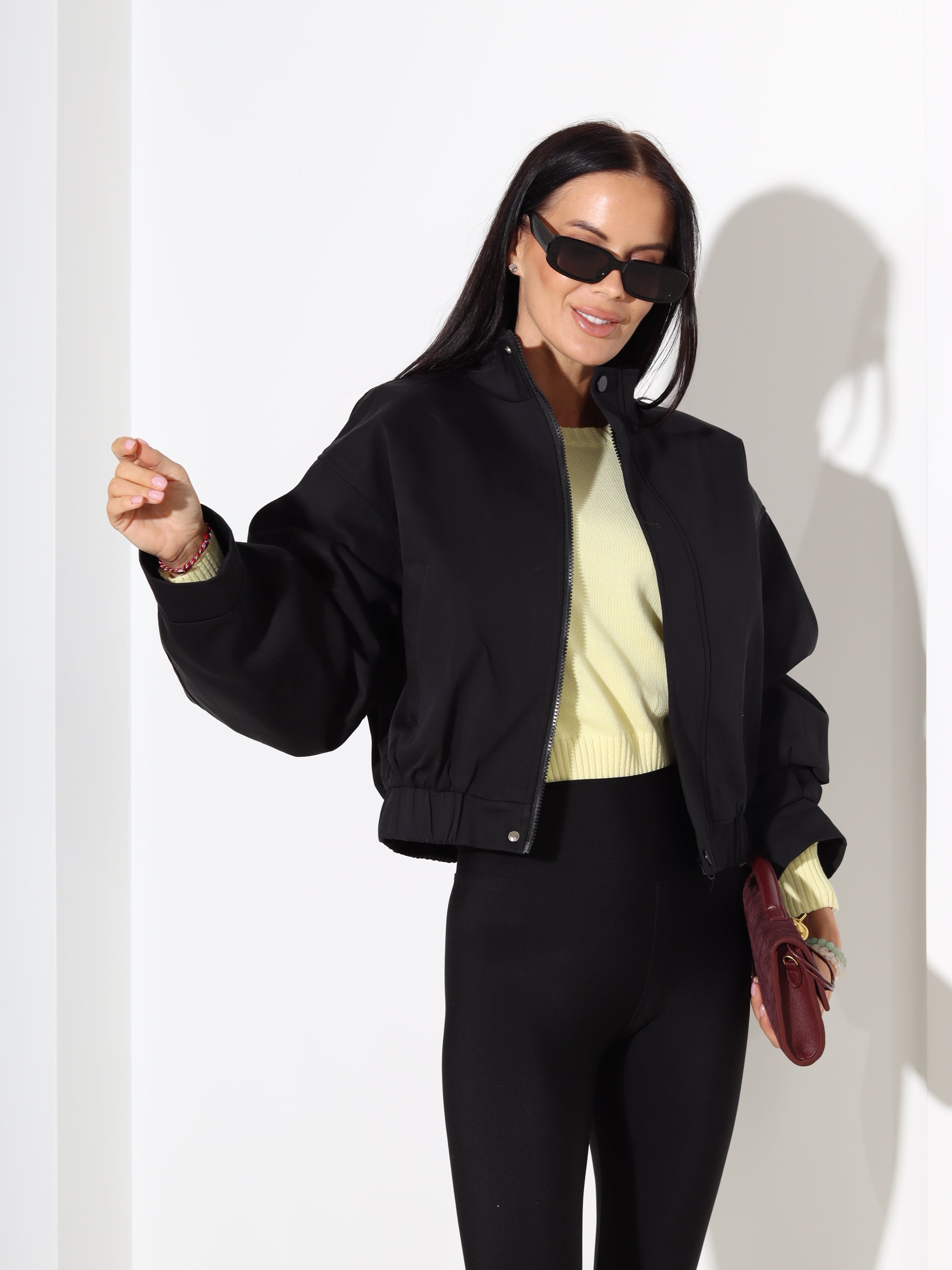 Melna bomber tipa virsjaka ar savilkumu apakšdaļā - 18308