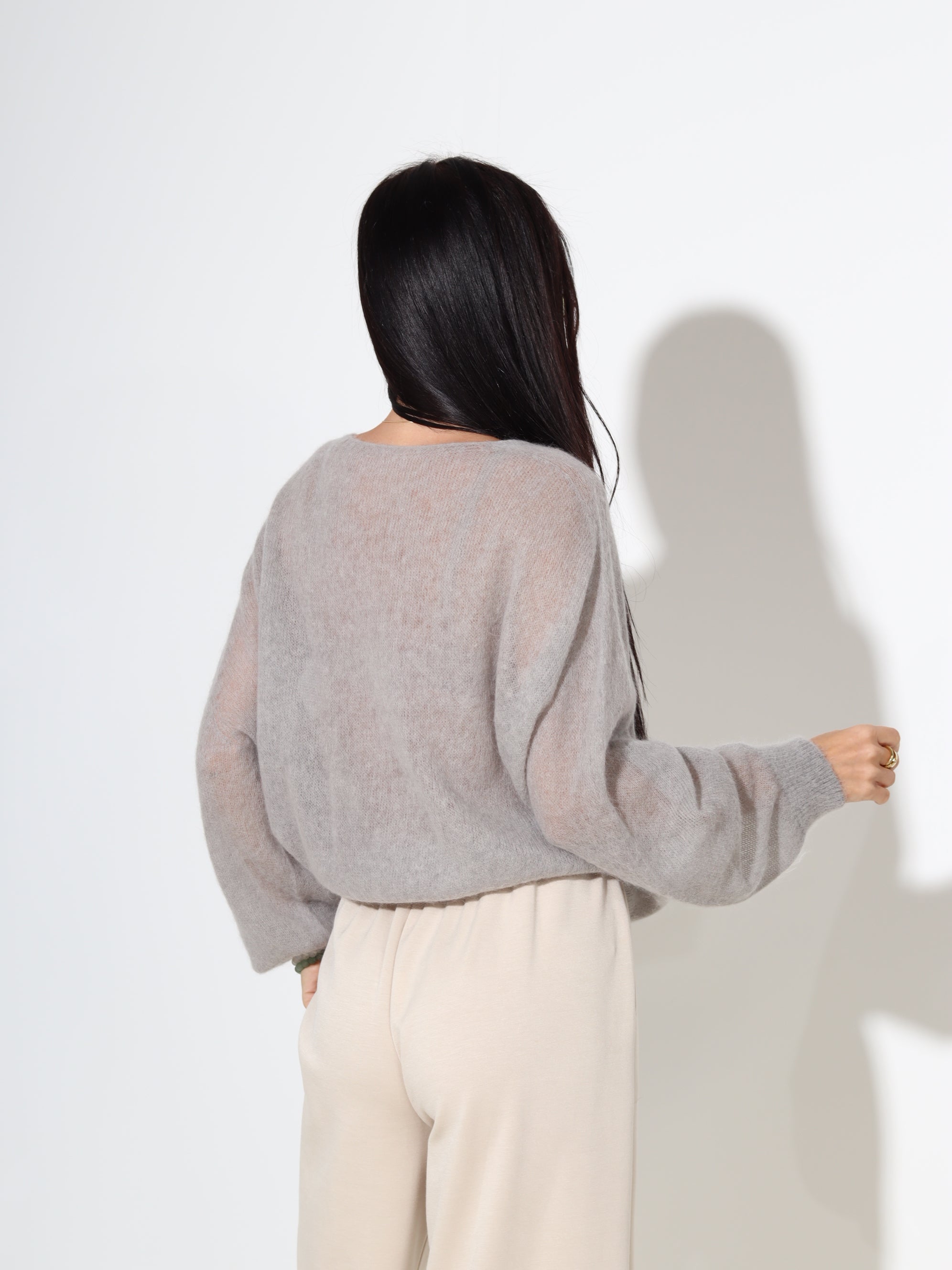 Pelēks, plāns alpakas/vilnas džemperis ar "V" veida dekoltē - 18054