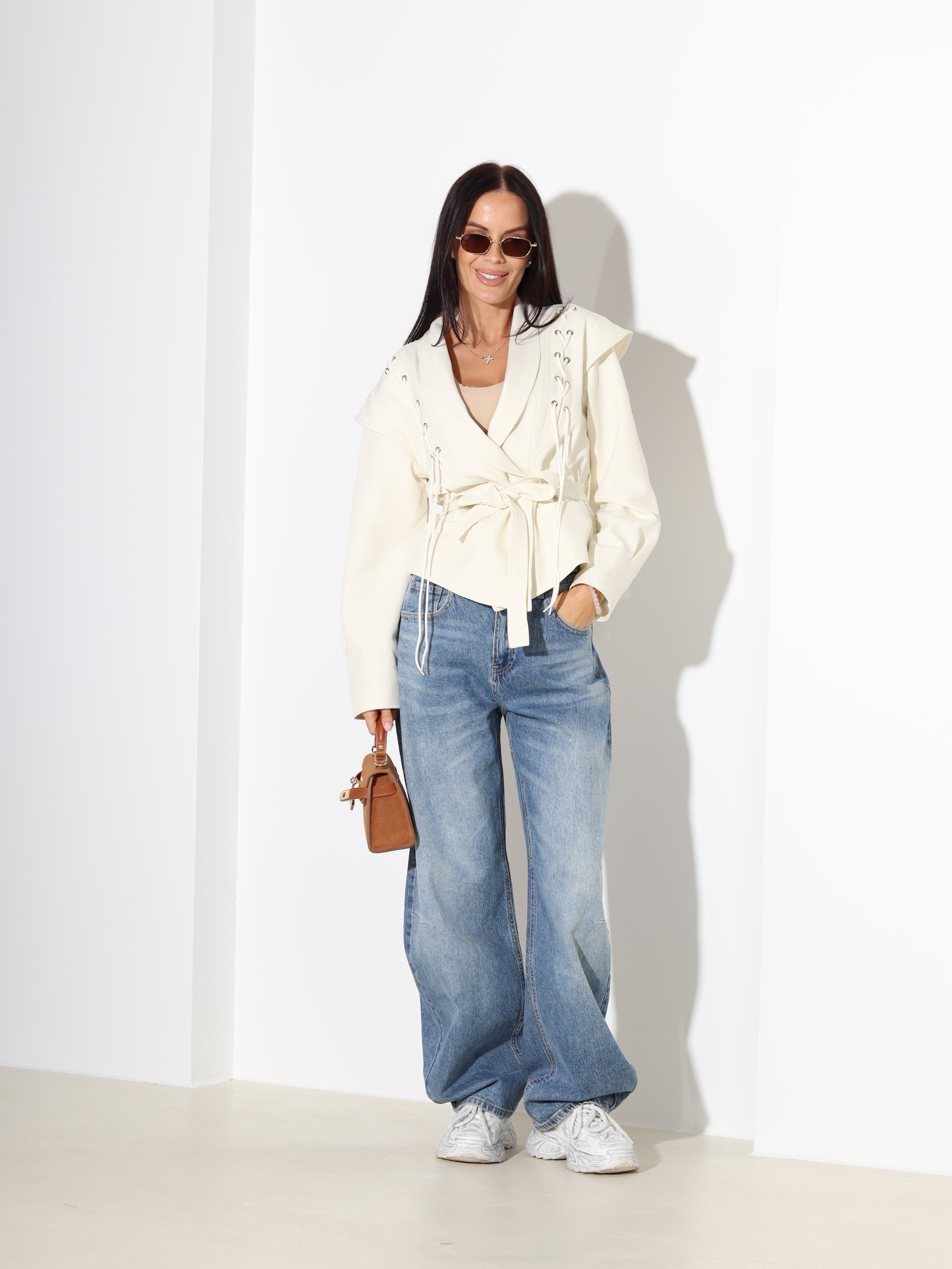 Bēša sienama virsjaka ar dekoratīvām aukliņām - 18310