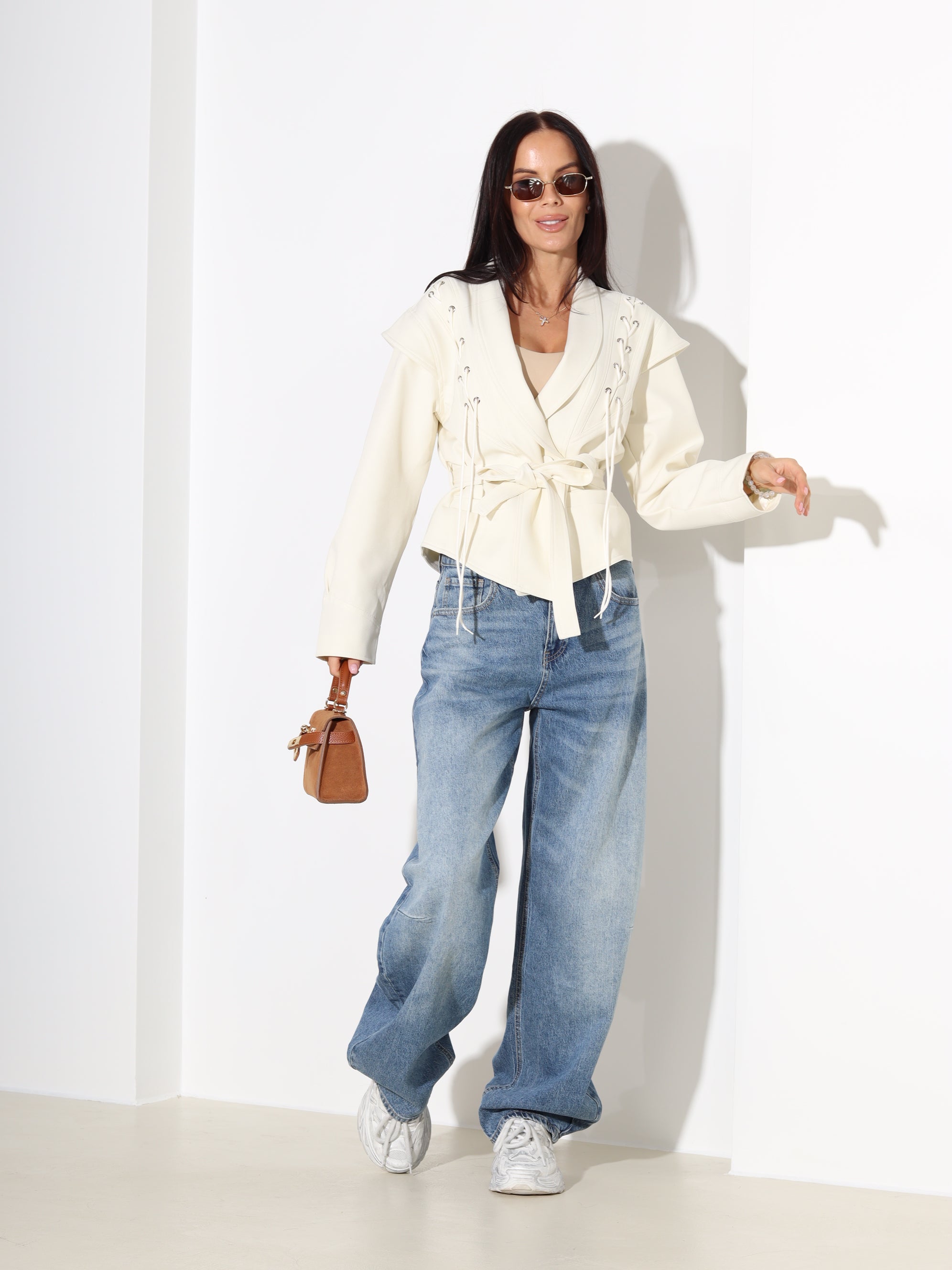 Bēša sienama virsjaka ar dekoratīvām aukliņām - 18310