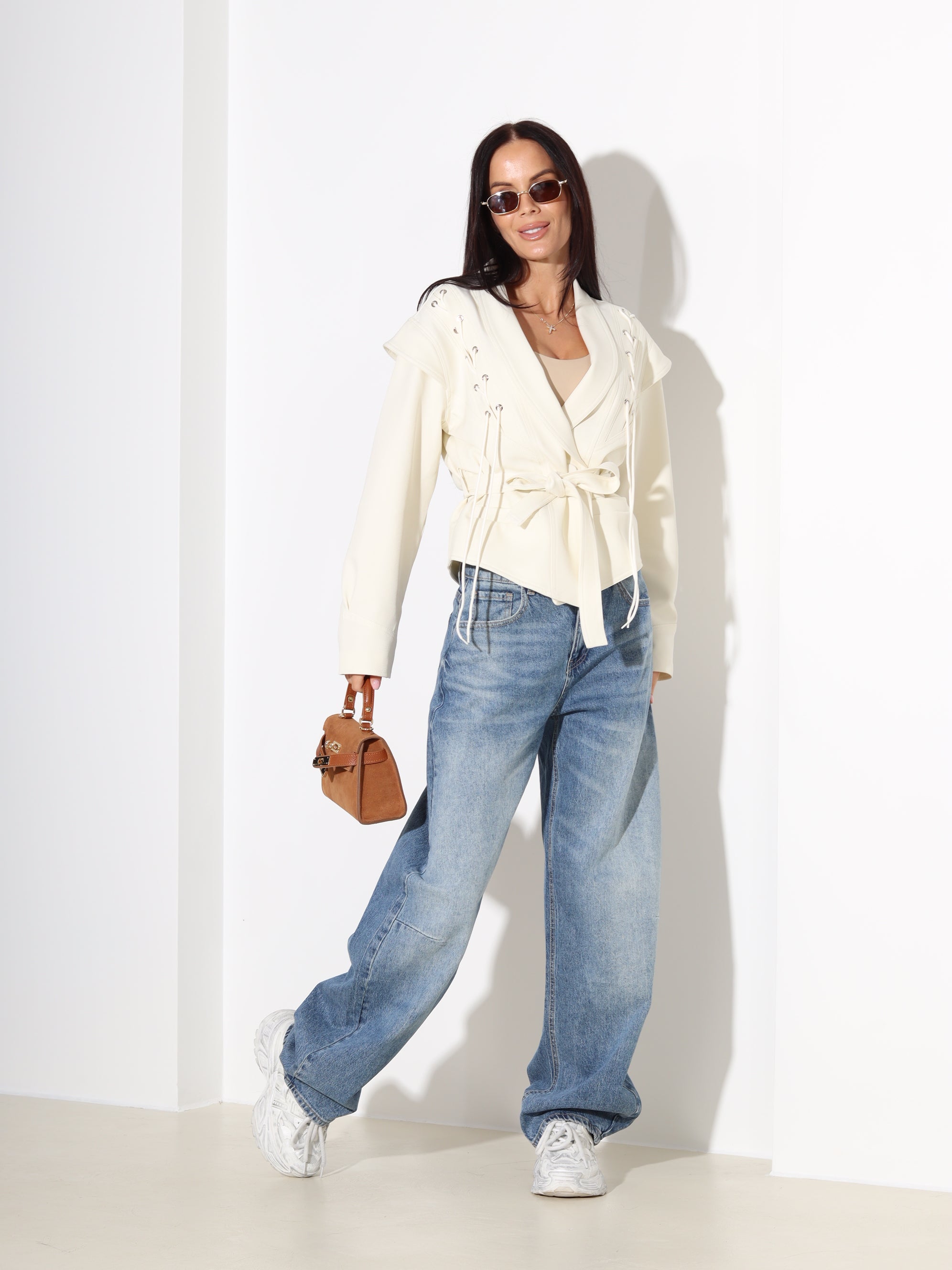 Bēša sienama virsjaka ar dekoratīvām aukliņām - 18310