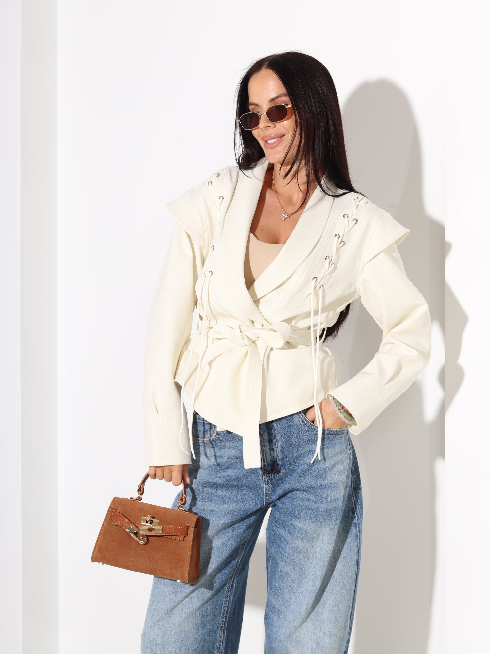 Bēša sienama virsjaka ar dekoratīvām aukliņām - 18310