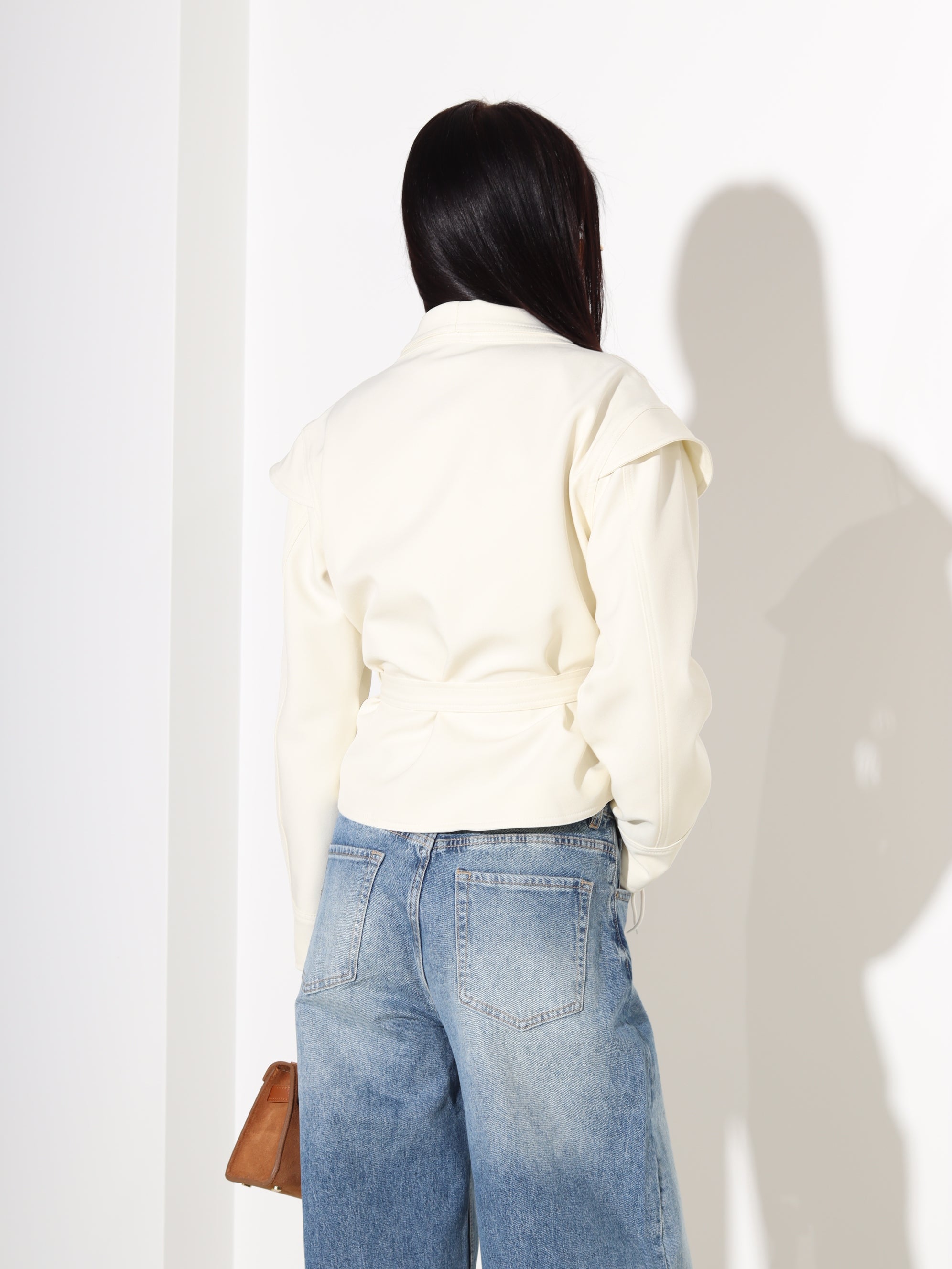 Bēša sienama virsjaka ar dekoratīvām aukliņām - 18310