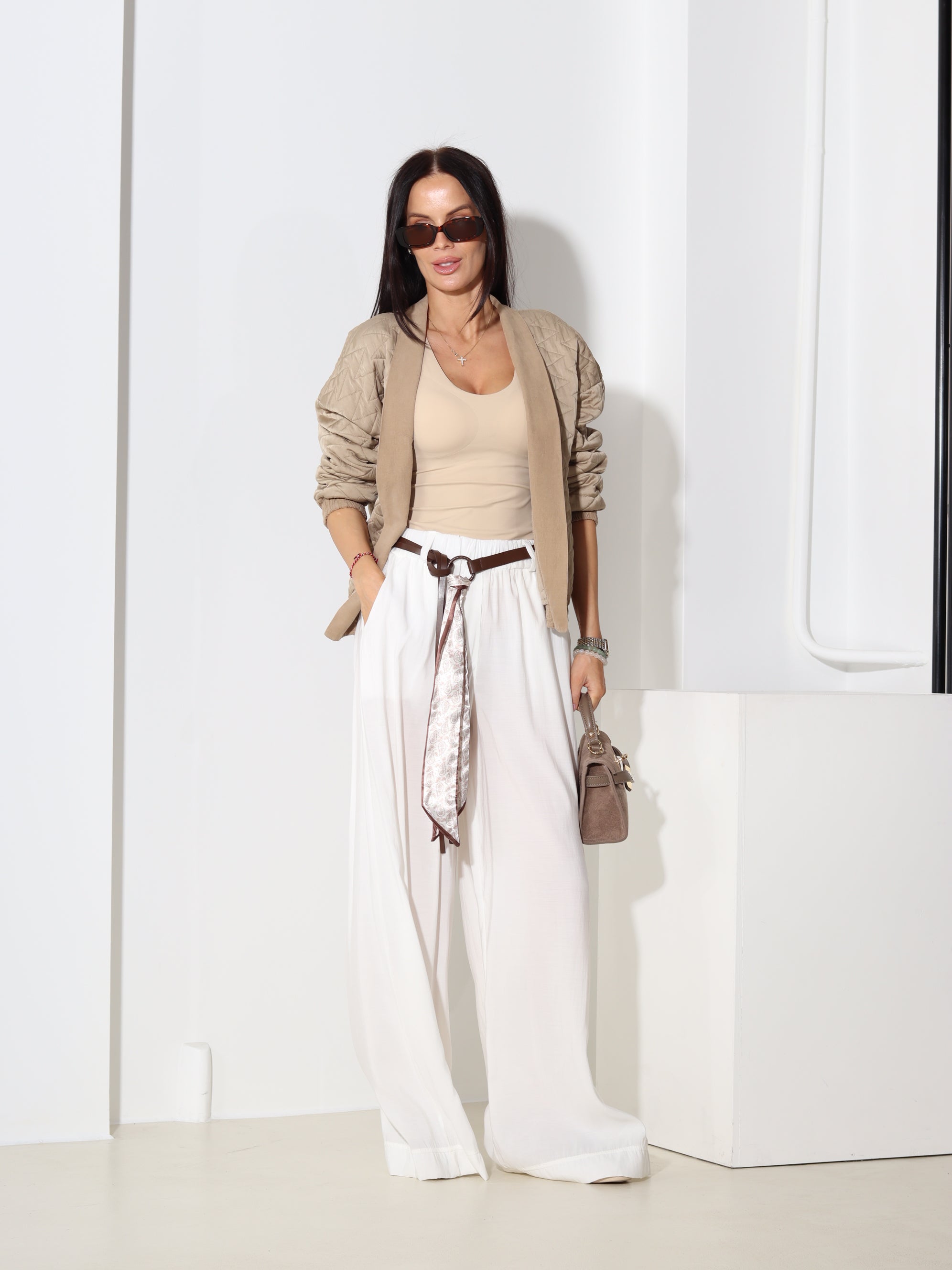 Baltas klasiskas bikses ar stilizētu jostu - 18555