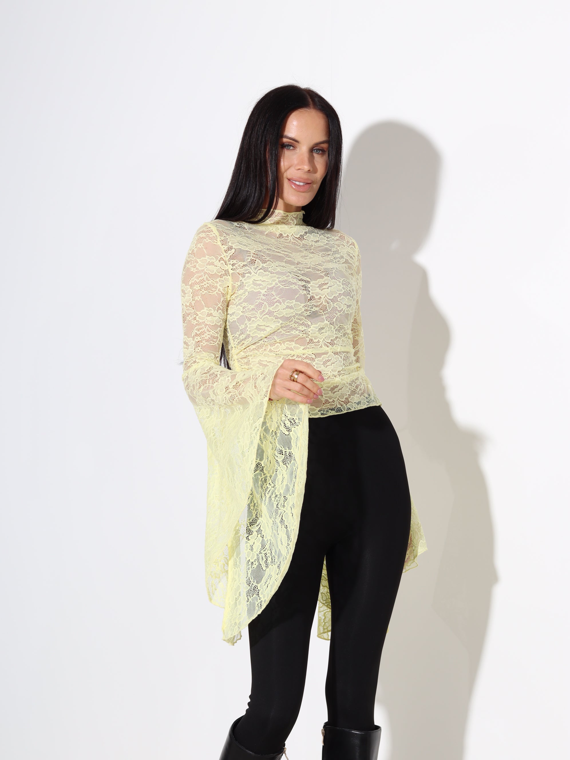 Dzeltens mežģīņu tops ar paplatinājumiem piedurknēs – 18086