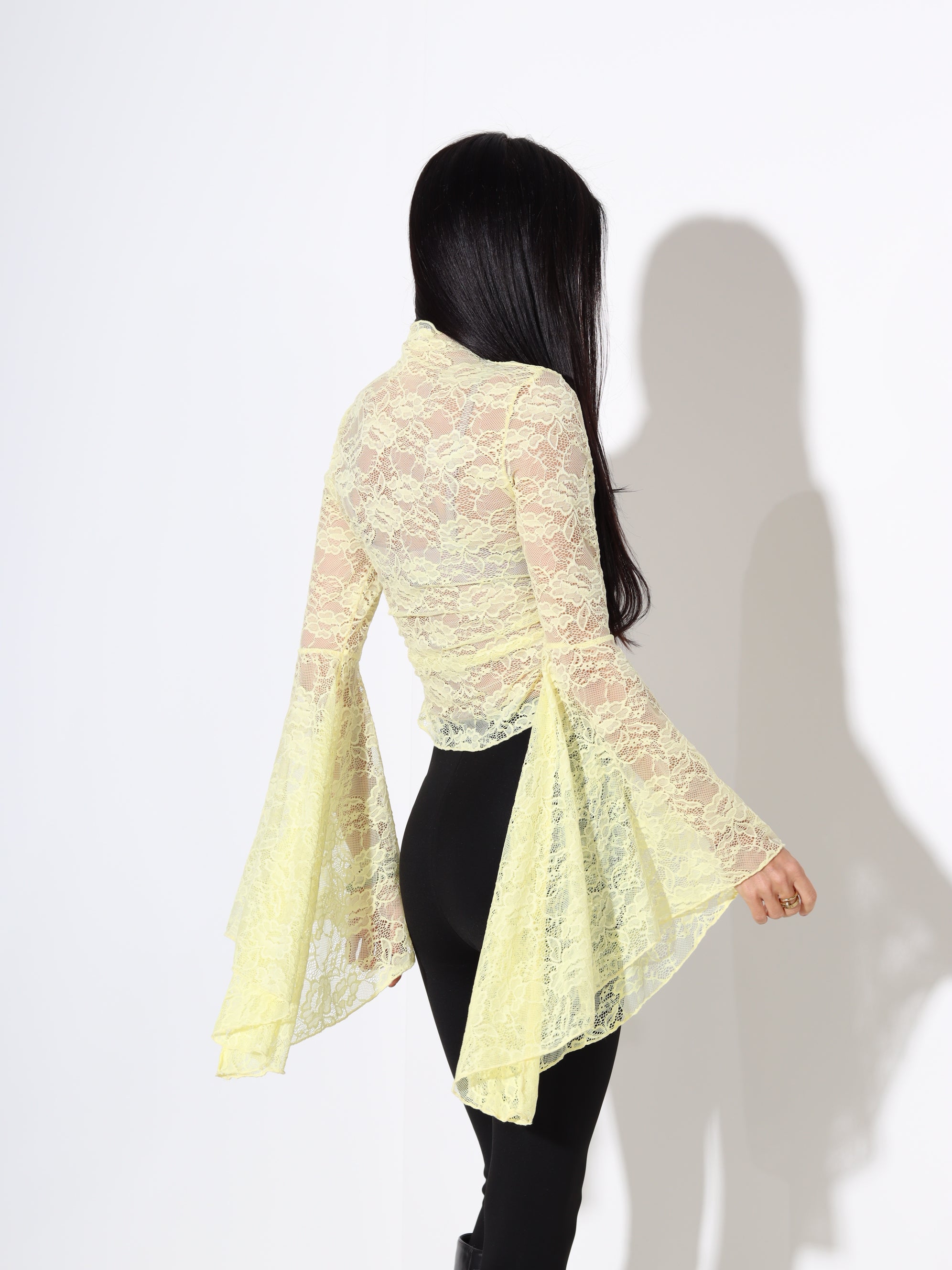 Dzeltens mežģīņu tops ar paplatinājumiem piedurknēs – 18086