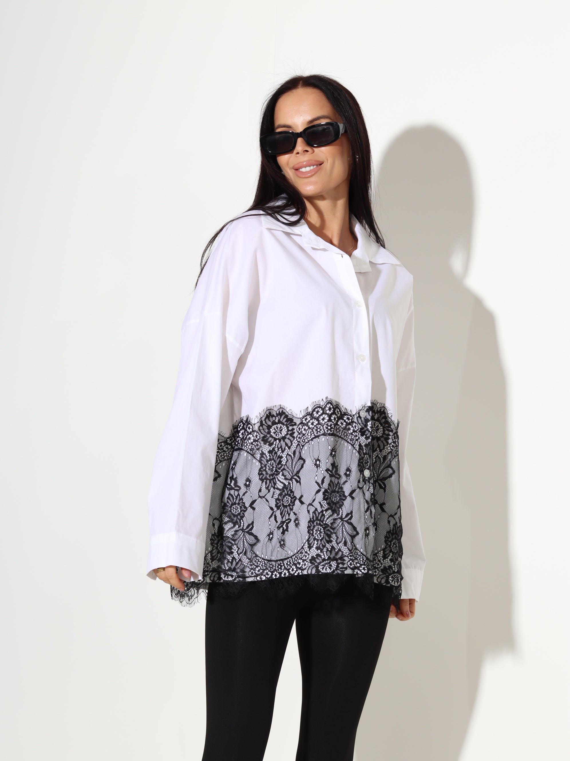 Balts kokvilnas krekls ar mežģīni apakšdaļā - 18081