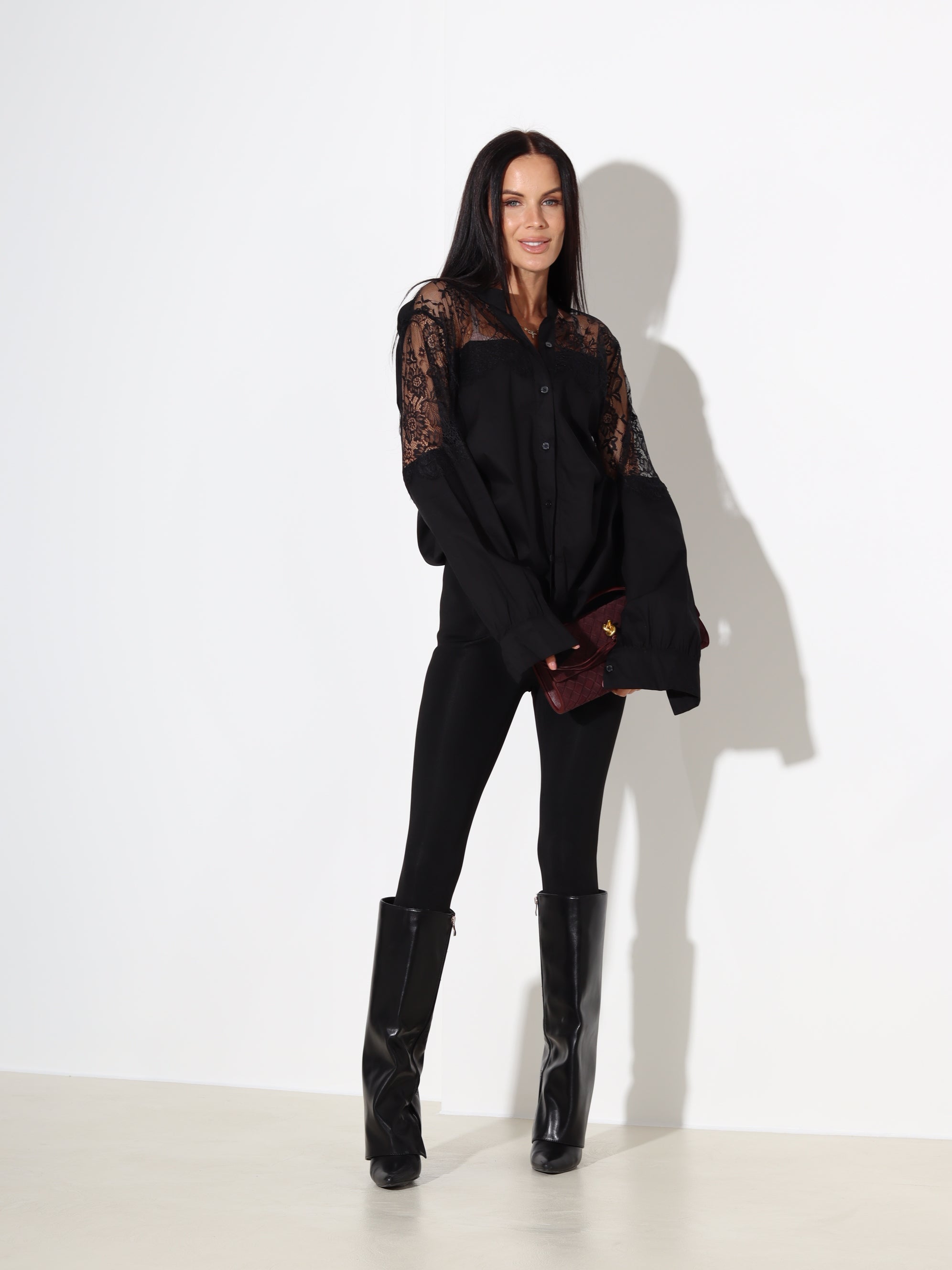 Melns kokvilnas krekls ar mežģīnes plecu daļu - 18089