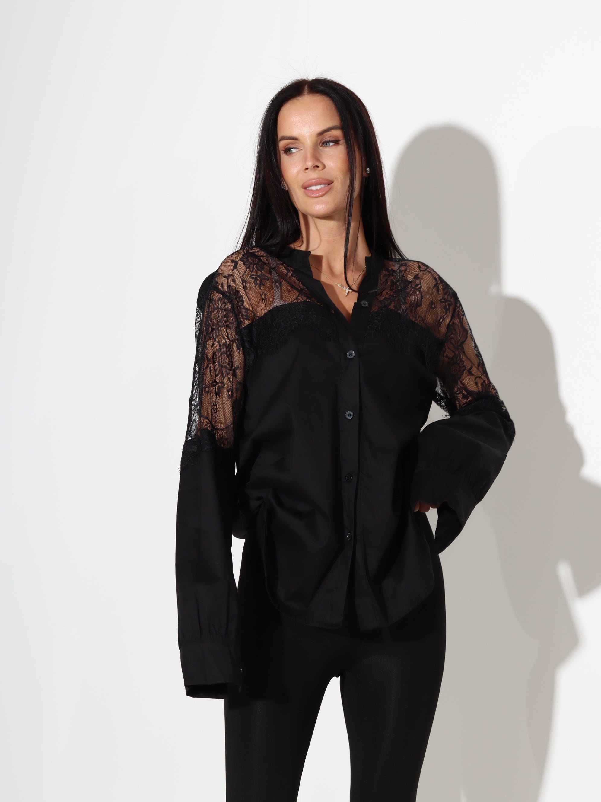 Melns kokvilnas krekls ar mežģīnes plecu daļu - 18089