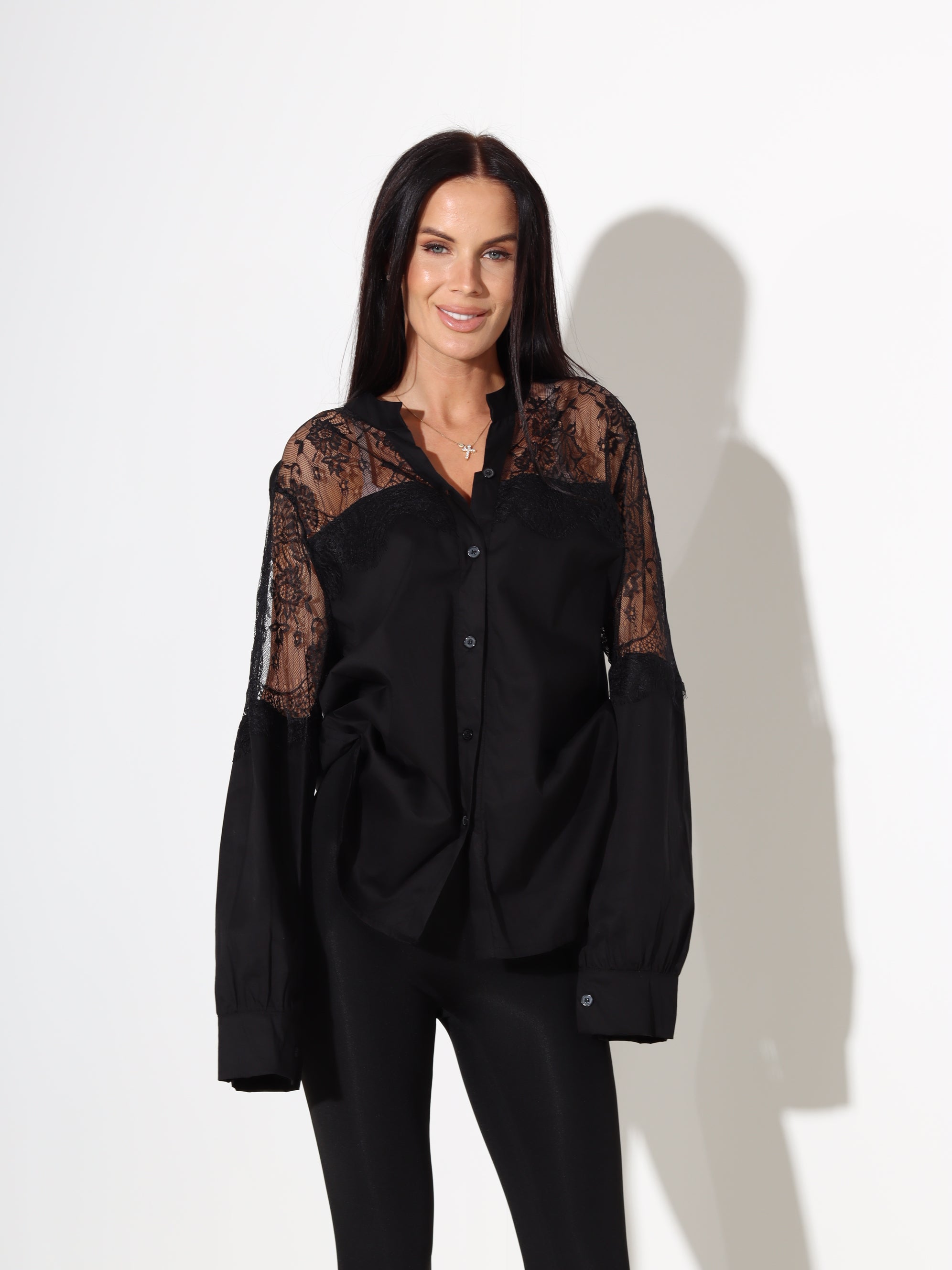 Melns kokvilnas krekls ar mežģīnes plecu daļu - 18089