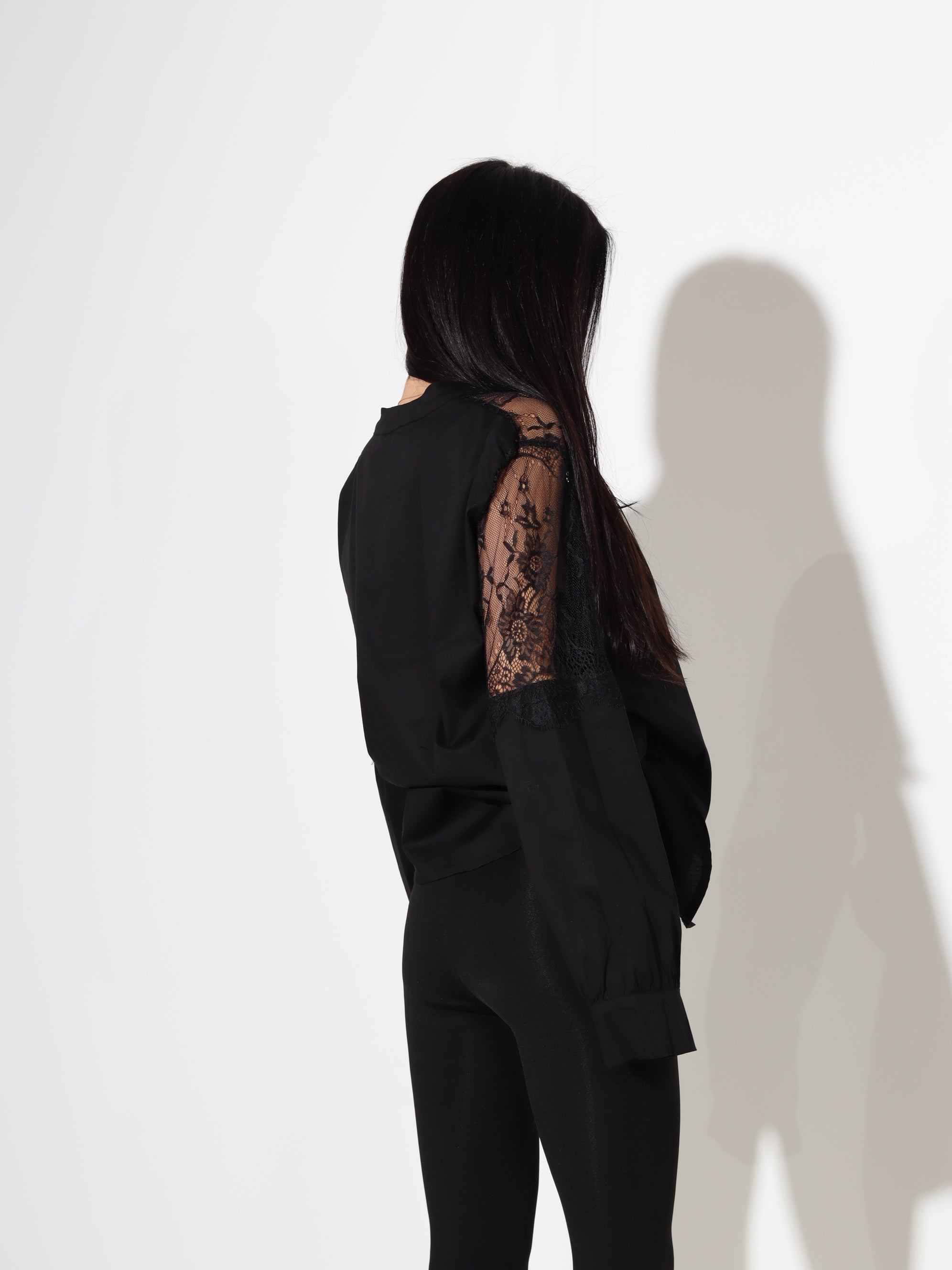 Melns kokvilnas krekls ar mežģīnes plecu daļu - 18089