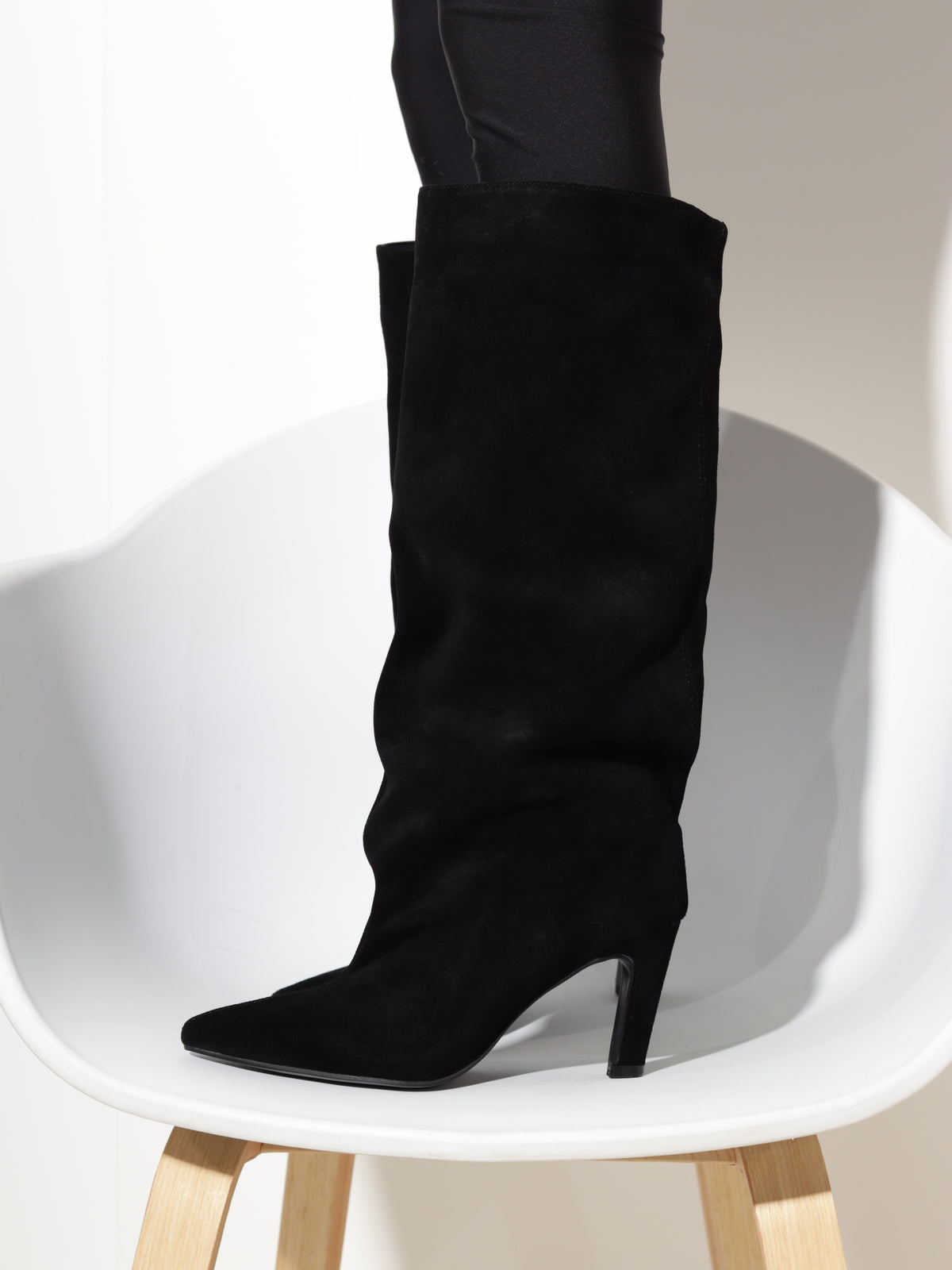 Melni zamšādas zābaki "Luxe Suede Pointed "- 20954