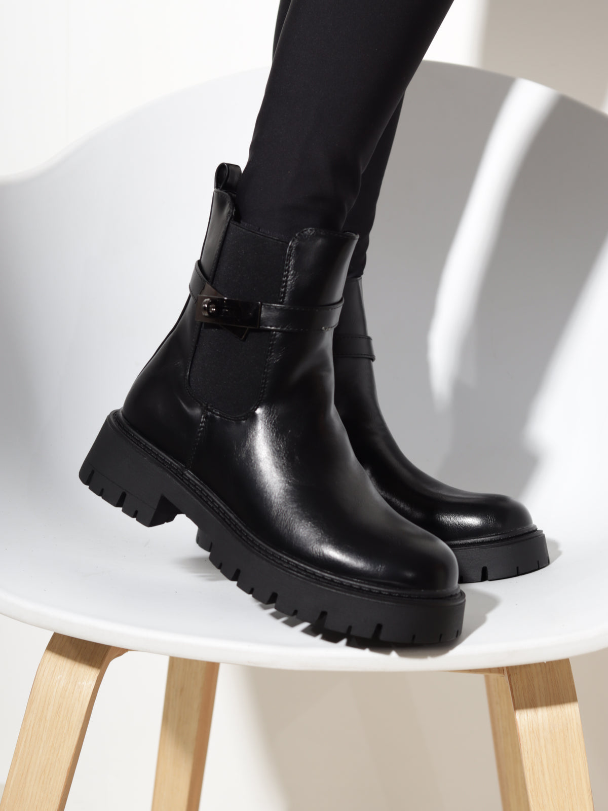 Melni īsie zābaki "Chunky buckle"- 20949