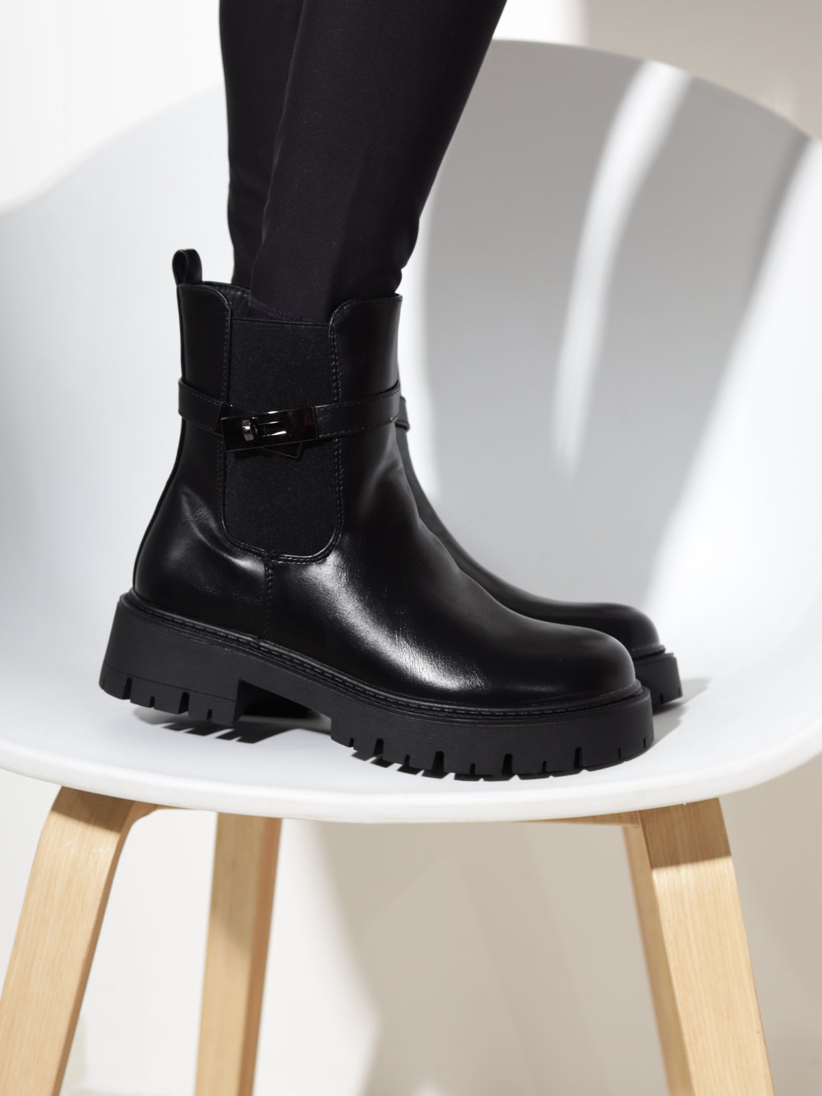 Melni īsie zābaki "Chunky buckle"- 20949